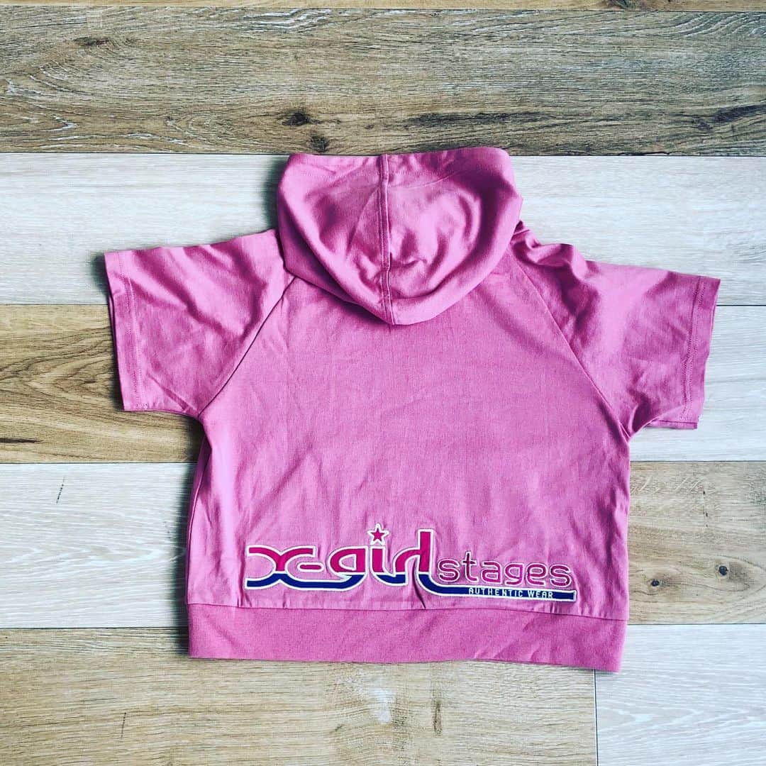 X-girl Stages Officialさんのインスタグラム写真 - (X-girl Stages OfficialInstagram)「.﻿ Ｘ-girl Stages / XLARGE KIDS﻿﻿ recommend item﻿﻿ "快適おうち時間"﻿﻿ ﻿﻿ 【Xgirlstages】から﻿ おうちで快適に過ごせるアイテムのご紹介です。﻿ ﻿﻿ こちらの商品は、接触冷感・吸水速乾機能を施しているので、これから迎える梅雨、夏の季節を快適に過ごせるアイテムです☔️☀️🍉🏖﻿ ﻿﻿ ﻿ ■フーディーワンピース﻿ フロントにはシリコンLOGOプリント﻿ カラー:ピンク﻿、ベージュ、ブルー﻿ サイズ:80〜140﻿﻿ ﻿﻿ ﻿■フーディトップス﻿ カラー:ベージュ、ピンク、ブラック﻿ サイズ:80〜140﻿ ﻿ Ｘ-girl Stages / XLARGE KIDS﻿ショップ/﻿ ナルミヤオンラインで﻿発売中‼︎﻿﻿ ﻿ 📱🖥ナルミヤ オンラインをCheck‼﻿﻿ インスタ投稿画面の「ショッピングバッグ」の﻿ アイコンをクリックするとオンラインで﻿ お買い物が楽しめます。﻿﻿ ﻿﻿ 📺igtv放映中‼️﻿﻿ デザイナーによる﻿﻿ オススメアイテムをご紹介。﻿﻿ ﻿ ★★★★★★★★ ★★﻿﻿ ﻿﻿ @narumiyaonline_official﻿﻿﻿﻿﻿ #おうちでコーディネートレッスン﻿﻿ #おうち時間﻿﻿ #接触冷感#吸水速乾#tシャツコーデ﻿﻿ #くすみカラー﻿﻿ #xgirlstages#xlargekids #xgs #xlk #xgirl #xlarge  #エックスガールステージス﻿﻿#エックスガール#えっくすがーる#エクストララージキッズ﻿﻿﻿﻿#ナルミヤオンライン﻿﻿ #summercollection #夏コレクション﻿ #夏物 #新作 #キッズコーデ ﻿#女の子のママ #男の子ママ#女の子ママとつながりたい #男の子ママと繋がりたい#女の子 #男の子#ママ﻿ ﻿ ﻿ ﻿」5月21日 11時14分 - xgirlstages