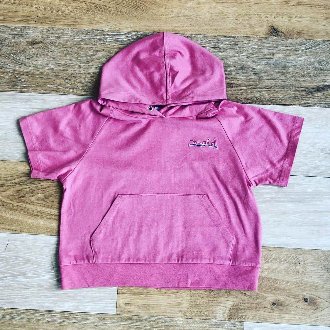 X-girl Stages Officialさんのインスタグラム写真 - (X-girl Stages OfficialInstagram)「.﻿ Ｘ-girl Stages / XLARGE KIDS﻿﻿ recommend item﻿﻿ "快適おうち時間"﻿﻿ ﻿﻿ 【Xgirlstages】から﻿ おうちで快適に過ごせるアイテムのご紹介です。﻿ ﻿﻿ こちらの商品は、接触冷感・吸水速乾機能を施しているので、これから迎える梅雨、夏の季節を快適に過ごせるアイテムです☔️☀️🍉🏖﻿ ﻿﻿ ﻿ ■フーディーワンピース﻿ フロントにはシリコンLOGOプリント﻿ カラー:ピンク﻿、ベージュ、ブルー﻿ サイズ:80〜140﻿﻿ ﻿﻿ ﻿■フーディトップス﻿ カラー:ベージュ、ピンク、ブラック﻿ サイズ:80〜140﻿ ﻿ Ｘ-girl Stages / XLARGE KIDS﻿ショップ/﻿ ナルミヤオンラインで﻿発売中‼︎﻿﻿ ﻿ 📱🖥ナルミヤ オンラインをCheck‼﻿﻿ インスタ投稿画面の「ショッピングバッグ」の﻿ アイコンをクリックするとオンラインで﻿ お買い物が楽しめます。﻿﻿ ﻿﻿ 📺igtv放映中‼️﻿﻿ デザイナーによる﻿﻿ オススメアイテムをご紹介。﻿﻿ ﻿ ★★★★★★★★ ★★﻿﻿ ﻿﻿ @narumiyaonline_official﻿﻿﻿﻿﻿ #おうちでコーディネートレッスン﻿﻿ #おうち時間﻿﻿ #接触冷感#吸水速乾#tシャツコーデ﻿﻿ #くすみカラー﻿﻿ #xgirlstages#xlargekids #xgs #xlk #xgirl #xlarge  #エックスガールステージス﻿﻿#エックスガール#えっくすがーる#エクストララージキッズ﻿﻿﻿﻿#ナルミヤオンライン﻿﻿ #summercollection #夏コレクション﻿ #夏物 #新作 #キッズコーデ ﻿#女の子のママ #男の子ママ#女の子ママとつながりたい #男の子ママと繋がりたい#女の子 #男の子#ママ﻿ ﻿ ﻿ ﻿」5月21日 11時14分 - xgirlstages