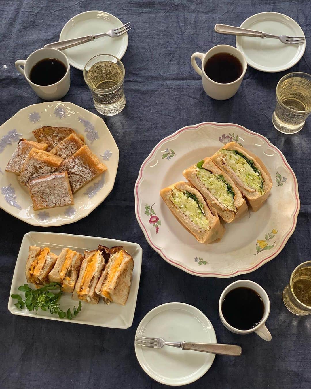 青山有紀さんのインスタグラム写真 - (青山有紀Instagram)「この日のまかないは　@curusu.kurs さんのパンと冷蔵庫にあったものでサンドイッチ&梅ジュースとコーヒー☕️ ふき味噌、クリームチーズ、オムレツ（ #青家の酵素シロップ 入り）のサンドイッチと、キャベツの軽いマリネとクレソン、ハムのサンドイッチ。 スタッフみんな食べるのが好きでいつも喜んでくれるからまかない作りもほんと楽しい💛✨ #青山有紀 #青山有紀ごはん」5月21日 11時22分 - yukiaoya