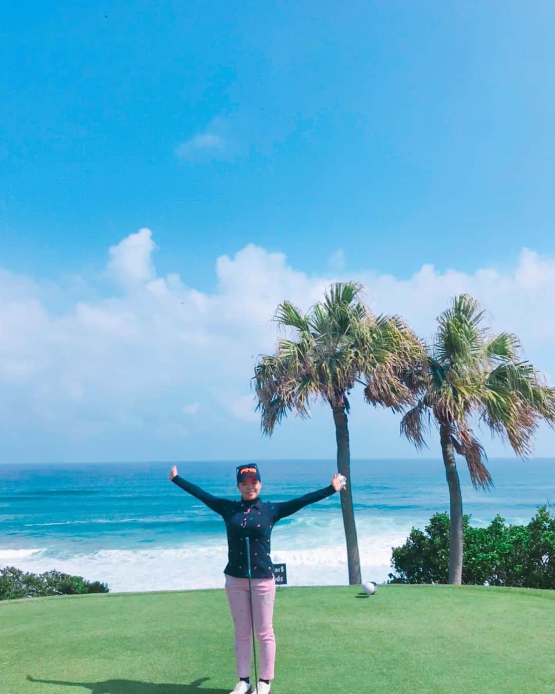 のインスタグラム：「皆さん❤️ たくさんのお祝いメッセージをありがとうございます✨  今年も無事にまた１つ歳を取る事…🤣 無事に歳を重ねる事が出来ました笑。 また新しい1年が始まります😊  そしてそして、私の新しい1ページが始まります❣️ 楽しみたくさん… ドキドキ💓 ワクワク💗  皆さんのメッセージ、とっても嬉しく読ませていただいてます。 ゆっくりお返事させていただきます☺️ ありがとうございます🎵  今年はこんな状況で、誰もが想像もつかない毎日となっています。 そんな状況はとても辛く、哀しい事、我慢の日々が続いているけれど、 だからこそ自分に取って何が大事で、何が大切なのかがより一層強く、改めて考えさせてくれる時間になっている気がします。  くだらない事で笑い会えるステキな仲間や、時に厳しくアドバイスをくださる方、たくさんの方に支えていただいて、毎日感謝の日々です。  楽しいことばかりではないし、辛い事や思い通りにいかないことはもちろんたくさんあるけれど、たくさんの事を学ばせてもらえている事、勉強の日々に感謝しています。  こんな状況だからこそ、1人じゃないって思うだけで、またがんばれます！  大切な人の存在を改めて実感しています。  人としてもっと成長出来るように、もっともっと頑張る❣️ 私らしく、笑顔を忘れずまた1年、 良い年の過ごし方を目指します！  そして、家族へ  誰に何と言われようと、父上と母上の子供に生まれた事は私の誇り。 そしてそして、目一杯厳しい弟ぎみの姉である事も幸せですよ。 そしてそして、ポンコツな私を上回る可愛い可愛いみみちゃんがいてくれる事も❤️ 私の家族に生まれた事、 私が私であるのは、家族がいてくれるから❤️ 今は中々会えないけれど、家族が支えになっている事は間違いない！ 色々あっても頑張れるのも、私の家族があってこそ。 感謝感謝。 ありがとう❤️ 主役は私でない感じの🤣 色々びっくりなお誕生日になりましたが😅 それはそれで楽しい 思い出に残るお誕生日になりました❤️ お誕生日は、色んな事に感謝する日だなぁと改めて感じる１日となりました😊  thank you & love you❤️ ❤️2020.05.20❤️」