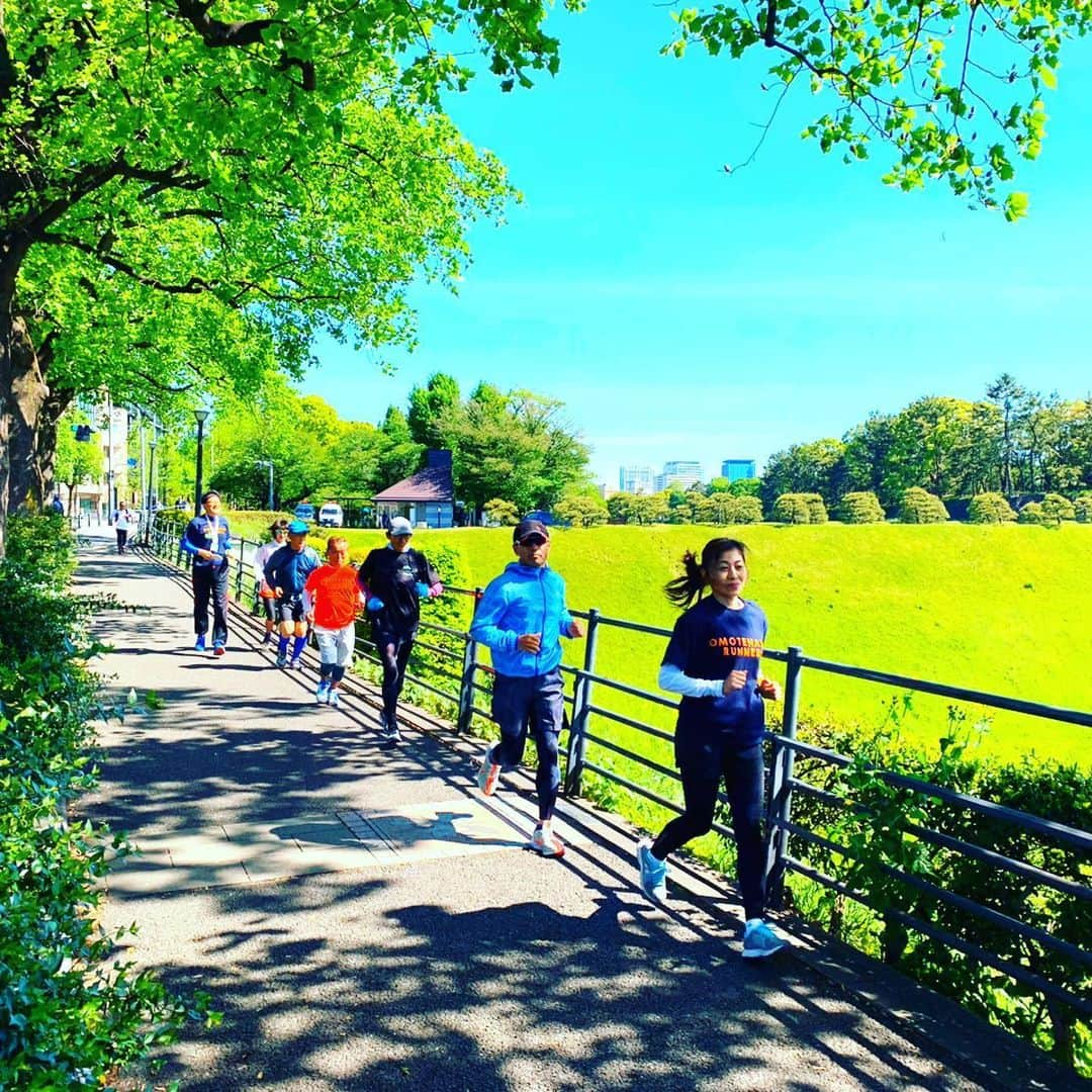 皇居ランナビのインスタグラム：「東京都内でも景色が美しいとされている坂道の一つ「三宅坂」  その昔、三河田原藩・三宅氏の上屋敷があったことが、「三宅坂」の名前の由来だそうです😊  ここは皇居ランナーにとっても、下り坂で気持ちよく走れる場所の一つかと思います。  お天気の良い日のこの景色は、本当に美しい✨✨✨ 坂道はスピードが出やすい場所ですが、皇居は「タイムよりゆとり」です。 せっかくの景色、ゆっくり眺めながら気持ちよく走りたいですね🥰  早く皇居ランしたいなぁ😆  #去年の写真 #皇居 #皇居ランナビ #皇居ラン #皇居ランナー #おもてなしランナー #ランニング #ハシリマスタグラム #running #runner」