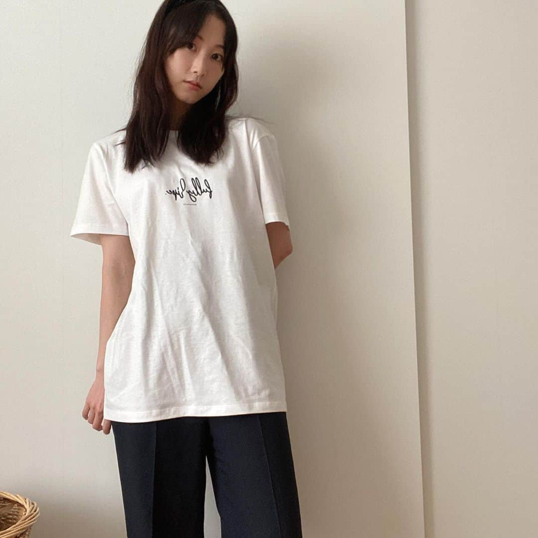 松井玲奈さんのインスタグラム写真 - (松井玲奈Instagram)「ファンクラブ限定で作ったオリジナルTシャツのサンプルができました。 胸に【fully ripe】と入っている別名完熟Tシャツです。 サイズはワンサイズ。私が着るとこんな感じです。 私はパンツにインして着ようかなと思ってるのと、ロゴの位置はあと2センチほど上に上がる予定です。 5/28(木)23:59までファンクラブサイトで会員さん限定ですが購入できます。 今からの入会でも大丈夫みたいです。 ぜひ！ (Tシャツのシワは許して笑)」5月21日 11時29分 - renamatui27