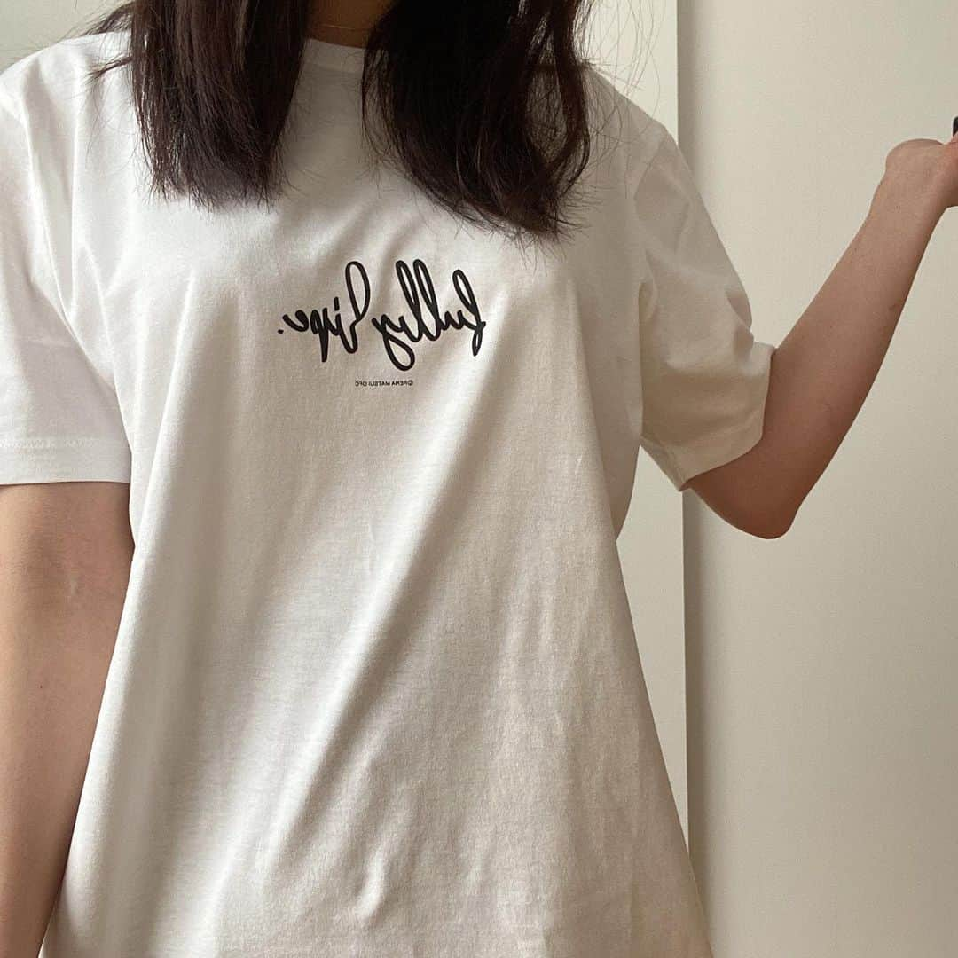 松井玲奈さんのインスタグラム写真 - (松井玲奈Instagram)「ファンクラブ限定で作ったオリジナルTシャツのサンプルができました。 胸に【fully ripe】と入っている別名完熟Tシャツです。 サイズはワンサイズ。私が着るとこんな感じです。 私はパンツにインして着ようかなと思ってるのと、ロゴの位置はあと2センチほど上に上がる予定です。 5/28(木)23:59までファンクラブサイトで会員さん限定ですが購入できます。 今からの入会でも大丈夫みたいです。 ぜひ！ (Tシャツのシワは許して笑)」5月21日 11時29分 - renamatui27