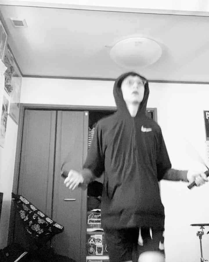 Bunta のインスタグラム：「自分の日頃のルーティンチェック動画を間違えてさっきこっちにあげてしまったから、恥ずかしいからチラ見せに変えました🤣 ・ 自分の練習、日頃の筋トレでもヨガでも、映像に残してフォームや身体のどこに改善点があるかを知るには1番良いことなので、皆さんもやってみては🤨 ・ ここから、自分の動画に対するコメント。 ・ 慣らしからの、 縄を地面につけないで飛ぶ練習。  状態 身体が歪んでると、キックの影響で右腰だけ逃げちゃってる状態になって、右足の着地が内股に逃げる。  ①実際に"縄を地面につけて飛ぶ"と身体の軸と手首の軸が上下移動しても、大丈夫な範囲が広いが、"縄を地面に当てないで飛ぶ"場合は手首の上下位置と縄を振り上げるポイントが狭くなるのと、縄の音でタイミングが捉えられない為、より自分のリズム感が必要になってくる。 ②地面に縄を当てない状態で、 足を レベル1はRRRRやRLRLRLRLだけ。 レベル2はRrLrRrLrのように1212の振り子を作ると、さらに手首の軸の固定が難しくなる。 まだ全然できない、、 これは意識して始めたばかりなのと身体が歪んでるタイミングは中々持続できないな。 これを10分飛べるようになれば身体の体感の視点の幅が凄い見えてくると思う。 かなり音楽に生きそうだ。 #自問自答　#自宅トレーニング #stayhome」
