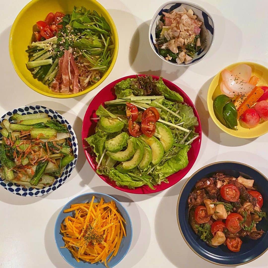 小鳥遊しほのインスタグラム：「リクエストのあった🦑🍅🍄のレシピ、味付け失敗しらずの #簡単レシピ なので載せるね↓昨日はひたすら料理ストーリーズお付き合いありがとうございました👨‍🍳笑 .  お野菜がいっぱいあるので野菜料理三昧 ！ . . 🥕キャロットラペ 🥬小松菜の桜海老炒め 🥢こんにゃく麺の冷やし中華サラダ 🥗スイスチャードのおひたし 🧅ピリ辛ピクルス 🦑ホタルイカとトマトのガーリックオイル炒め 🥑アボカドサラダ  さてホタルイカのやつ。2枚目画像がドアップ、3枚目が調味料。パスタ用のこのオイルに最近ハマってて大活躍中。これ一個でガーリックオイル系の料理は味間違いナシ😂✨🙆‍♂️ . . . ■材料 ・茹でホタルイカ ・ミニトマト ・エリンギ(その他キノコでも) ・何か緑野菜(オススメは春菊・豆苗・さやえんどうあたり) ・3枚目画像のオイル  具材の量はすべておまかせ。 . . . ■作り方 ①トマト、きのこ、緑野菜を食べやすいサイズに切る。 ②フライパンに大さじ1程度ガーリックオイルを入れて温め、すべての具材をいれて炒める。 ③味を見て足りなければオイルを足す。 ④全体に火が通れば完成！  パスタソース&オイル🍝は味が完成してるから料理に使うと失敗知らずでお店みたいな味になるよ〜！ . . .  #おうちごはん #自炊 #キューピー #キューピー3分クッキング #パスタ #野菜たっぷり #野菜料理 #簡単ごはん #レシピ #小鳥飯 #食卓 #ホタルイカ #トマト」