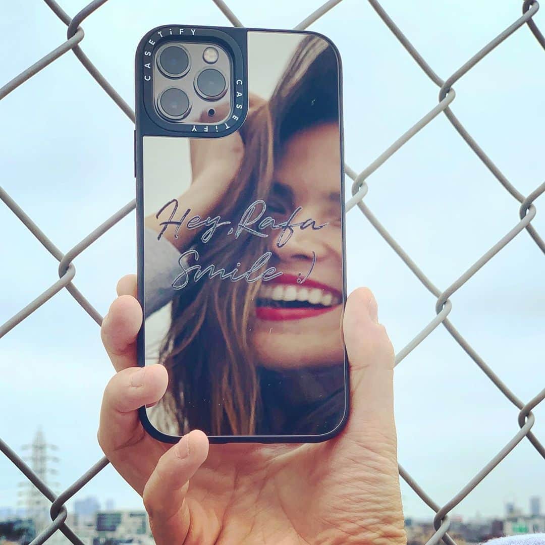 藤井アルダのインスタグラム：「SMILE everyone 😊 My new #casetify case❤️ You can make  your own design and it’s perfect present 🎁  @casetify_jp ミラーケース!  超かわいいじゃん〜🥰自分のデザインも作れる！ これプレゼントにもいいね👍🥳 ありがとうございます🙏 #ミラーケース　#phonecase #loveit #smile #casetifyミラーケース  Credits to @parisnf 📸」