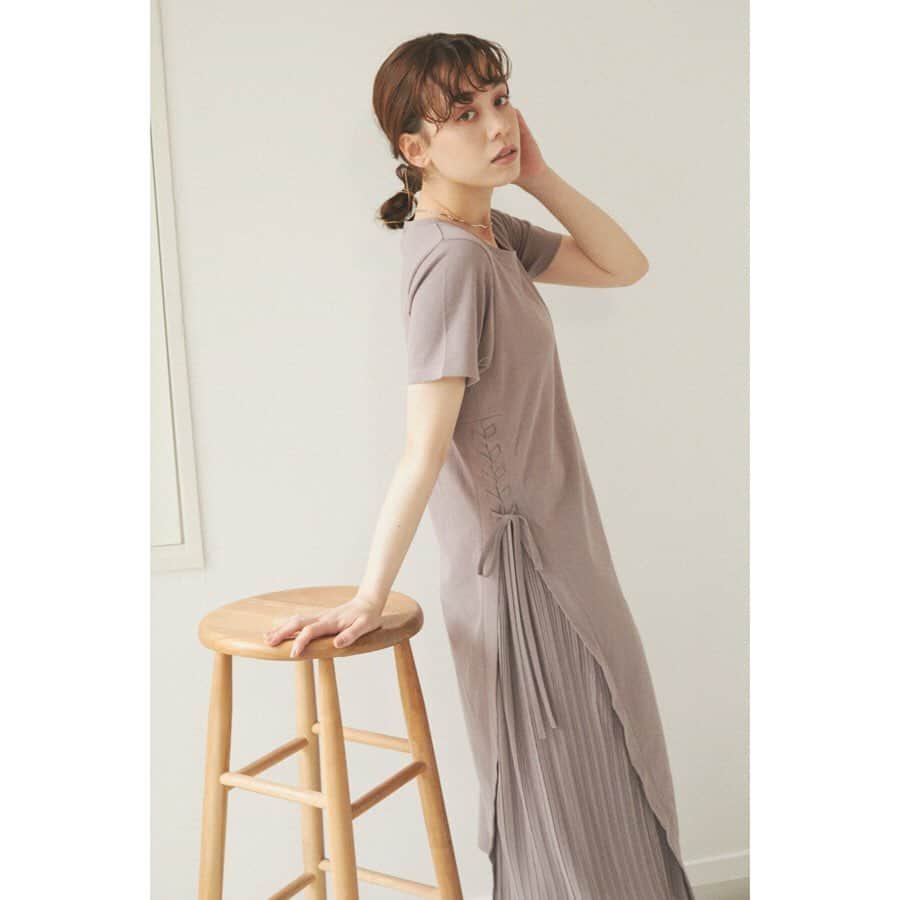 アヴァンリリィさんのインスタグラム写真 - (アヴァンリリィInstagram)「RECOMMEND ITEM ㅤㅤㅤㅤㅤㅤㅤㅤㅤㅤㅤㅤㅤ SHEL'TTER WEBSTOREにて発売中🚚 ㅤㅤㅤㅤㅤㅤㅤㅤㅤㅤㅤㅤㅤ ：ONE PIECE プリーツドッキングカットワンピース Price.¥6,990+tax No.180DS583-2300 ㅤㅤㅤㅤㅤㅤㅤㅤㅤㅤㅤㅤㅤ ：NECK LACE ウェーブネックレス Price.¥2,490+tax No.180DS856-1520 ㅤㅤㅤㅤㅤㅤㅤㅤㅤㅤㅤㅤㅤ  ㅤㅤㅤㅤㅤㅤㅤㅤㅤㅤㅤㅤㅤ 画像をタップで商品詳細をご覧いただけます🔍 _______________________________________________________ #AVANLILY #アヴァンリリィ」5月21日 11時43分 - avanlily_official