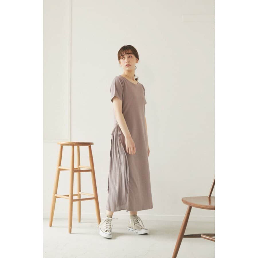 アヴァンリリィさんのインスタグラム写真 - (アヴァンリリィInstagram)「RECOMMEND ITEM ㅤㅤㅤㅤㅤㅤㅤㅤㅤㅤㅤㅤㅤ SHEL'TTER WEBSTOREにて発売中🚚 ㅤㅤㅤㅤㅤㅤㅤㅤㅤㅤㅤㅤㅤ ：ONE PIECE プリーツドッキングカットワンピース Price.¥6,990+tax No.180DS583-2300 ㅤㅤㅤㅤㅤㅤㅤㅤㅤㅤㅤㅤㅤ ：NECK LACE ウェーブネックレス Price.¥2,490+tax No.180DS856-1520 ㅤㅤㅤㅤㅤㅤㅤㅤㅤㅤㅤㅤㅤ  ㅤㅤㅤㅤㅤㅤㅤㅤㅤㅤㅤㅤㅤ 画像をタップで商品詳細をご覧いただけます🔍 _______________________________________________________ #AVANLILY #アヴァンリリィ」5月21日 11時43分 - avanlily_official