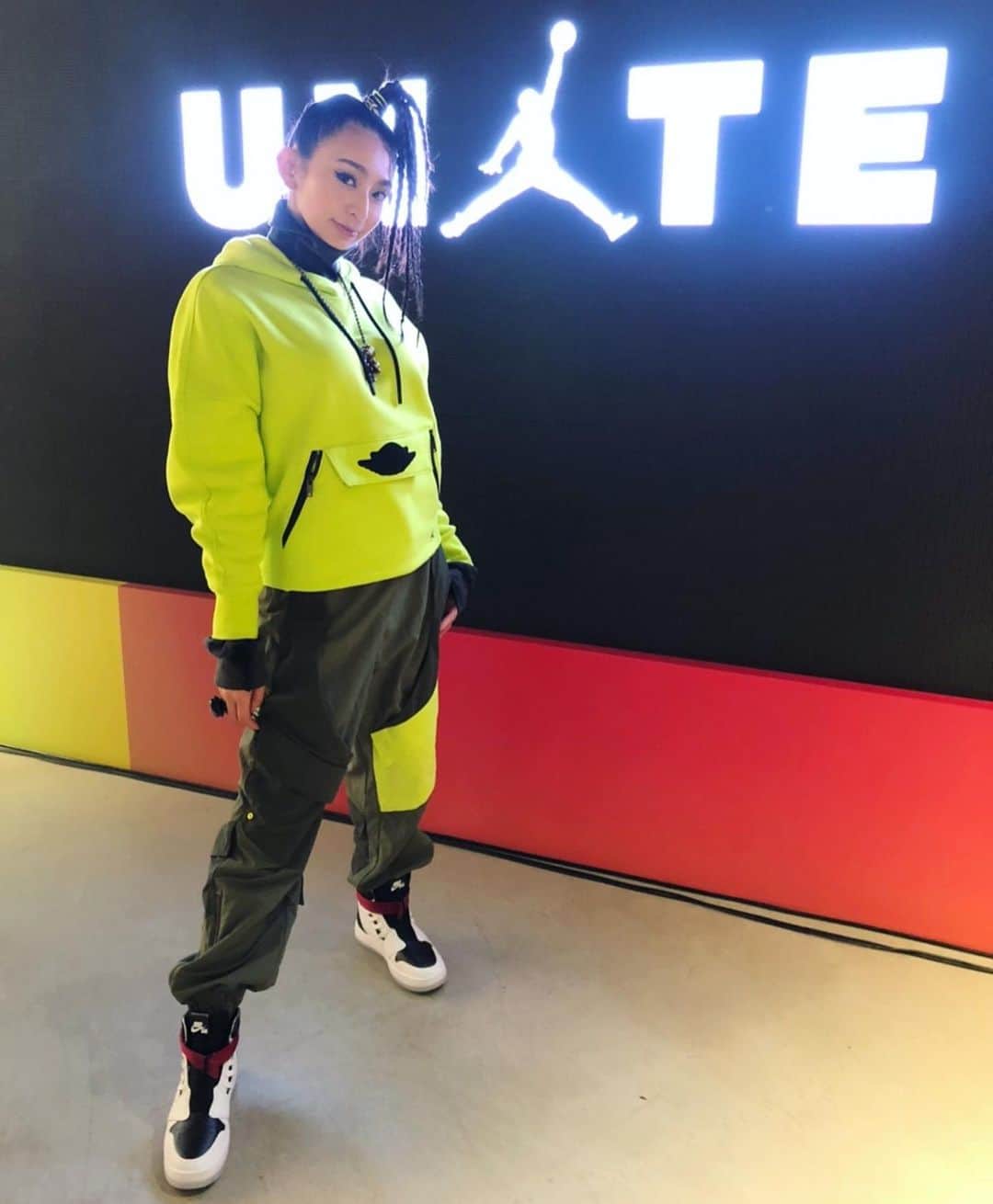DJ JUICYのインスタグラム：「自粛生活も約3カ月経過して色んな事に慣れてきましたが... DJしたいなぁ〜😎🎧✨ やっぱりお客さんが目の前に居て、その場の雰囲気を感じながらブチ上げ曲を大音量で聴きたいよね⤴️🤩🤩🤩🙌🎶🎉 最後にDJしたのは2月‼️ 『UNITE – NBA All-Star 2020』in B-SIDE at HARAJUKU👟💚 jordanブランドが1日限定shop open❕❕ 1日限定の規模がやっぱりスゴイ🖤さすがNIKE様〜🖤✔️✔️✔️💯💯💯😍😍😍 昔からNIKE jordan好きなので、いつもこの様なお仕事が頂けて本当にありがたい事で...幸せです😭🙏✨ この日は、Japanese HIPHOPも混ぜつつスニーカーsongで繋ぎました🎶✨ もちろん、衣装は全身 @jordan にネイルは @nike 😎🖖🖤 またこんな風にDJが出来る日が戻ってくるのか...?? 形を変え、新たなPARTYシーンが到来するのか...??🥳 柔軟に対応しつつこれからもDJ JUICY❗️やってイキタイと思っております🧝‍♀️🧙‍♀️🦹‍♀️🧚‍♀️👩🏻‍💻👩🏻‍🎤🧏🏻‍♀️💖 #nike#jordan#airjordan#nbaallstar2020#nba#basketball#dj#girlsdj#party#shop#harajuku#tokyo#djjuicy」