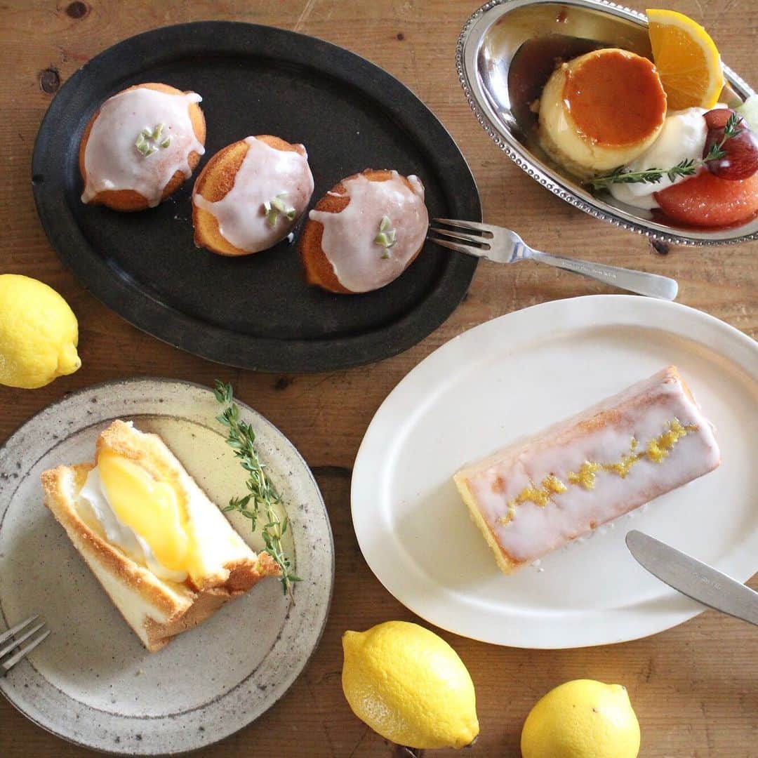 のインスタグラム：「【手紙舎つつじヶ丘本店】 明日から3日間、週末季節のおやつをご用意致します。今回はレモン！　初夏の香りたっぷりの爽やかなおやつです。ウィークエンドシトロン、レモンシフォンサンド、レモンプリンのシトラスアラモード、レモンケーキの4種です。他にもトライフルをご用意する予定です。この機会にいかがでしょうか。すべてお持ち帰りでのお渡しになります。  また本日はいつもご用意しておりますプリンアラモード、焼き菓子もあります。 . open10:00〜14:00 . 2020.5.21 . #手紙舎#手紙社#手紙舎つつじヶ丘本店#レモン#レモンケーキ#ウィークエンドシトロン#レモンプリン#シフォンサンド」