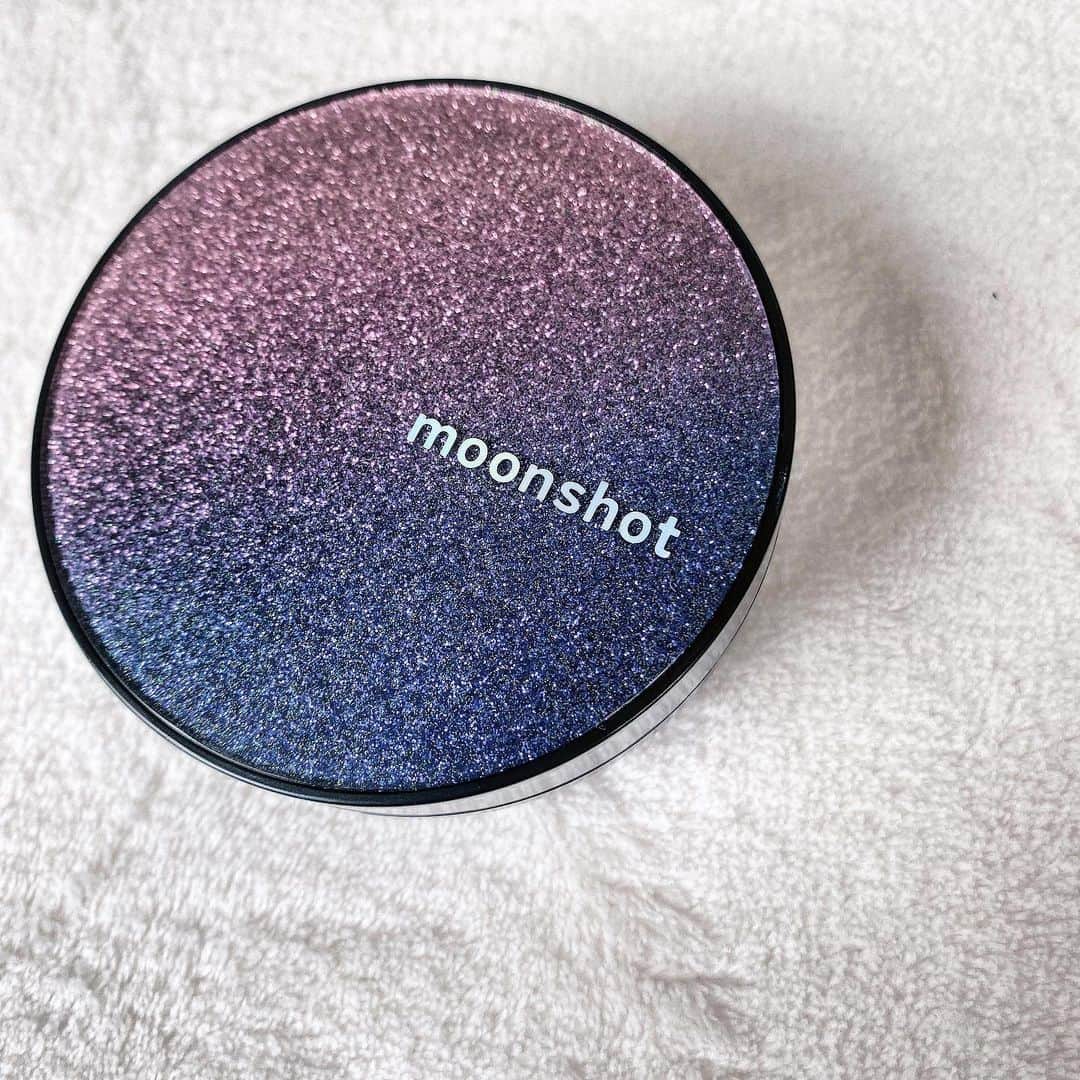 野島樺乃のインスタグラム：「最近のファンデ...moonshot。 カバー力◎艶感、白肌、そして薄付きしてくれるクッションファンデ💡  他のおすすめは #clio クッションファンデ。 カバー力、薄付き、白肌、艶感、肌が綺麗に見える100点満点🥺 5回くらいリピートしてます💡本当にオススメ  女性の皆さんよかったら参考に... 男性の皆さん参考にならなかったら すみません🥺💧 #moonshot #クッションファンデ  #101 #韓国コスメ #ファンデーション #白肌  #艶感 #カバー力 #メイク術」