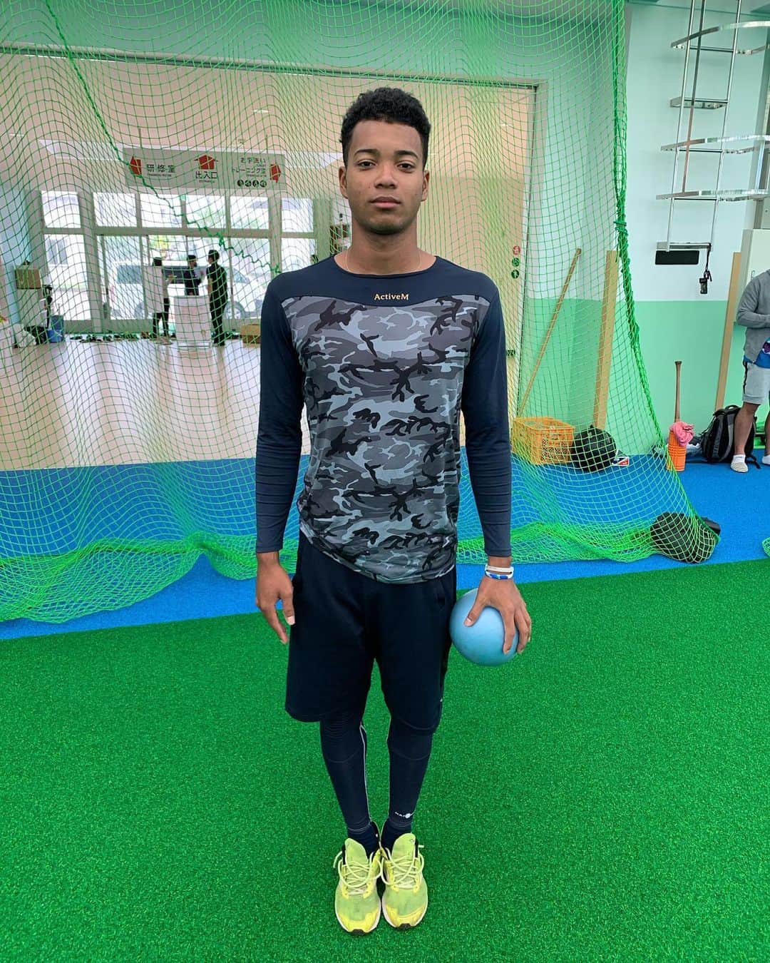 村中恭兵のインスタグラム：「今日から１か月半ぶりにチームが集合する事ができ、分かれてですが自主トレを再開出来る事になりました！試合に関してはまだですが、一つステップを踏めた事はチームとしても個人としても嬉しいです❗️ これからまだどうなるか分かりませんが順調に終息して試合を出来るまでに回復したら良いですね😃 写真は自主トレが再開して嬉しそうな顔をしてるジュリアスの弟モンテルです。  #琉球ブルーオーシャンズ#村中恭兵#日隈モンテル#自主トレ#沖縄#モンテルシリーズ」