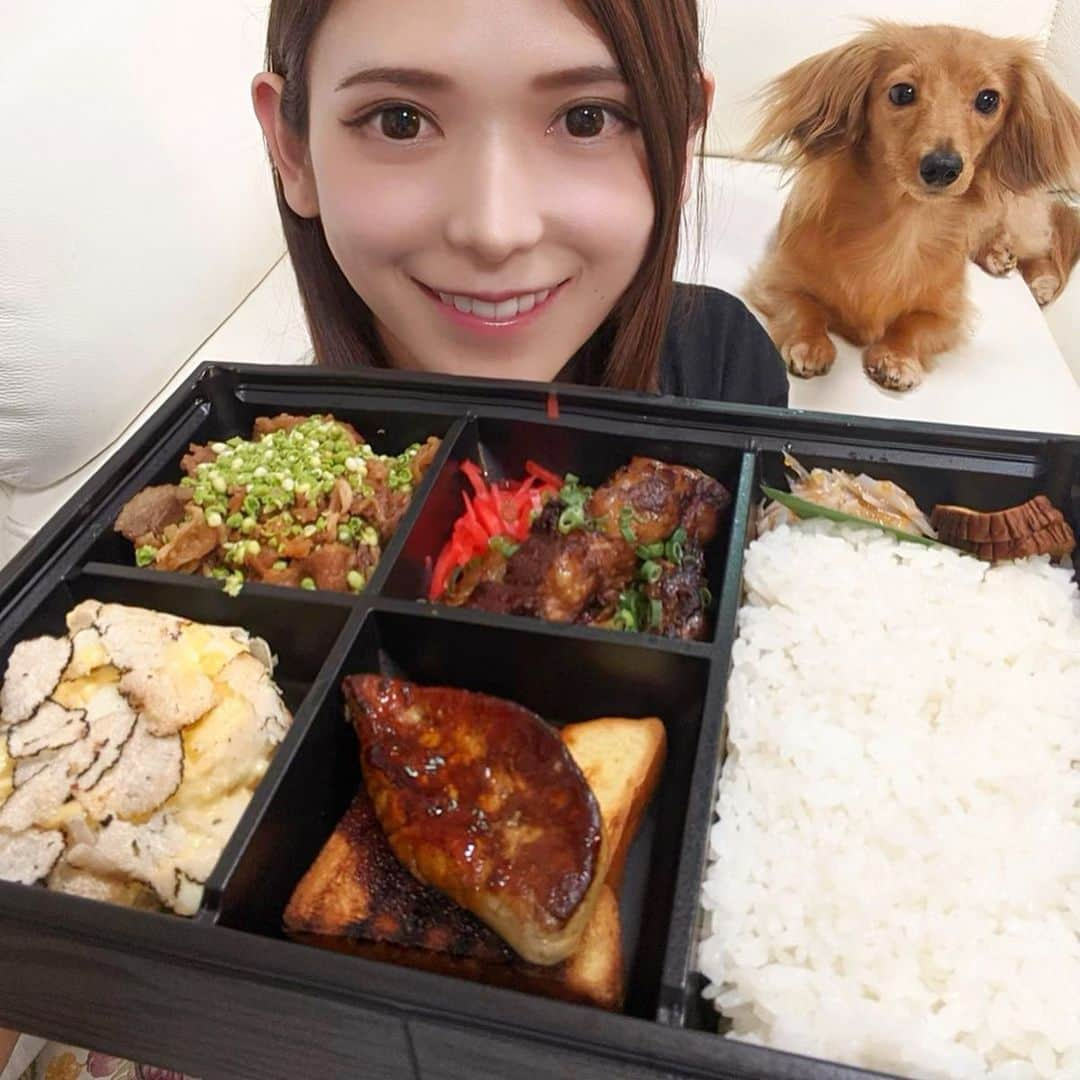 大見さなえさんのインスタグラム写真 - (大見さなえInstagram)「実山椒と牛のしぐれ煮😍🍱﻿ 麻布十番『#十番右京 』﻿ ubereatsで🚴‍♀️﻿ ﻿ TypeAとBがあって旬の実山椒が入ってるBをチョイス✨﻿ 山椒の香り高さとしっかりタレの染みた牛しぐれ煮は﻿ ご飯とお酒も進む(*´꒳`*)🍚﻿ ﻿  Type B 2980円﻿ ・実山椒と牛のしぐれ煮﻿ ・トロける和ダレのフォアグラソテー﻿ ・炙り軟骨ソーキ﻿ ・名物！卵たっぷりトリュフポテトサラダ﻿ ・梅水晶﻿ ・いぶりがっこ﻿ ・ごはん（福井県産華越前）﻿ 高級食材がお手頃な値段で楽しめるの嬉しい☺️﻿ ﻿ 愛犬のつばきちゃんは、相変わらず料理の写真﻿ 撮る時は入ってきます😂🐶﻿ ﻿ #麻布十番グルメ #麻布十番テイクアウト﻿ #テイクアウト港区 #トリュフ #フォアグラ﻿ #ポテトサラダ #実山椒 #実山椒 #お肉 #牛﻿ #愛犬 #犬のいる暮らし #ダックス #お弁当」5月21日 12時04分 - tabe_megumi