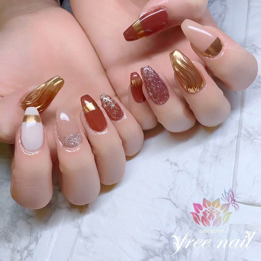 free nail フリーネイルのインスタグラム：「. お客様ネイル💅🏻🌜✨ . 大人ロングスクエアネイル🪐✨ . パラジェル10本アートのコースで💄✨ . ▶︎▶︎▶︎スワイプして動画も見てね☝︎🎬✨ . ご来店ありがとうございました🙇🏻‍♀️🙇🏻‍♀️🙇🏻‍♀️💗 . . #ネイルアート #ジェルネイル #ネイルサロン #大阪ネイルサロン #ネイルデザイン #ネイルチェンジ #ミラーネイル #うねうねネイル #ラメネイル #キラキラネイル #ゴールドネイル #ブラウンネイル #デザインネイル #トレンドネイル #大人ネイル #ロングネイル #スクエアネイル #初夏ネイル #夏ネイル #nailsart #nailsdid #美甲 #日式美甲 #日式美甲胶 #日本美甲师 #日本美甲老师 #美甲上课 #日本胶 #フリーネイル #freenail」