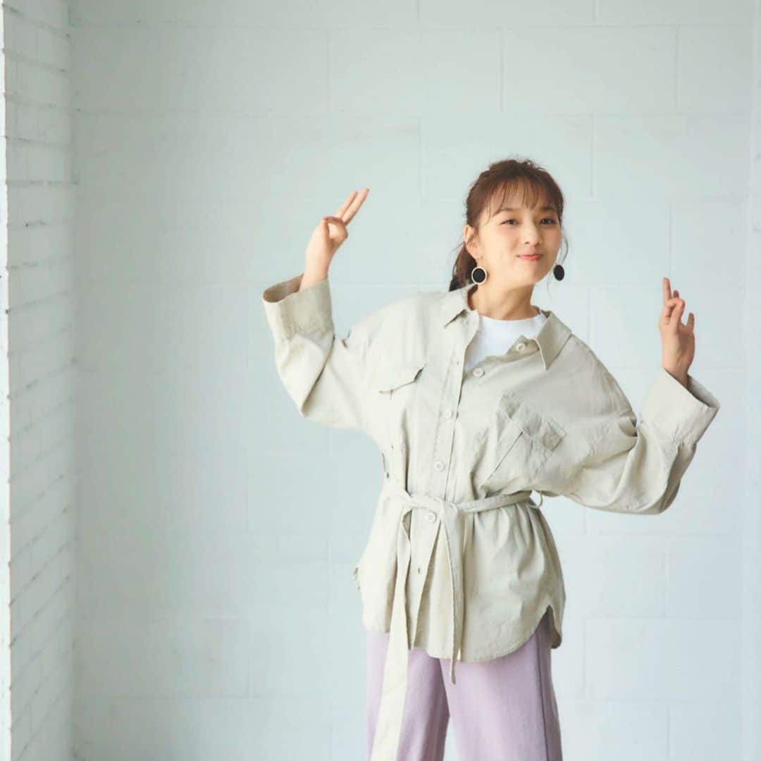 andGIRLさんのインスタグラム写真 - (andGIRLInstagram)「現在、andGIRLのWEBサイトandgirl.jpで、新しい記事がアップされています。ぜひチェック☑︎よろしくお願いします！ こちらの写真は、乃木坂46の新内眞衣さんのオフショット。これからの季節におススメの薄軽はおりを、素敵に着こなしていただいてます。 スタジオ内での移動中にカメラを向けると、お茶目な表情を見せてくれる新内さんでした😊(2枚目)  #andgirl #アンドガール  #新内眞衣 #andgirlweb  #羽織 #透けシャツ #cpoジャケット」5月21日 12時11分 - andgirl_jp