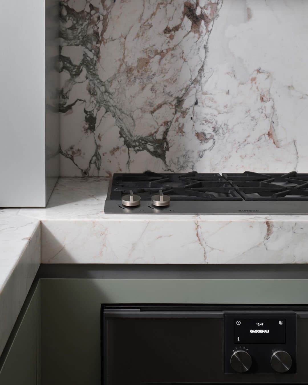 アリス・ガオのインスタグラム：「small but mighty (with a few secrets up her sleeve) | i asked friend and designer/photographer @cb to dish a bit more about his design for ’the palace’ kitchen and why his insistence on @gaggenauofficial appliances (i mean, i didn’t put up much of a fight) allowed him to create the seamless look he desired. full story on apercujournal.com with words and photos by @cb himself.」