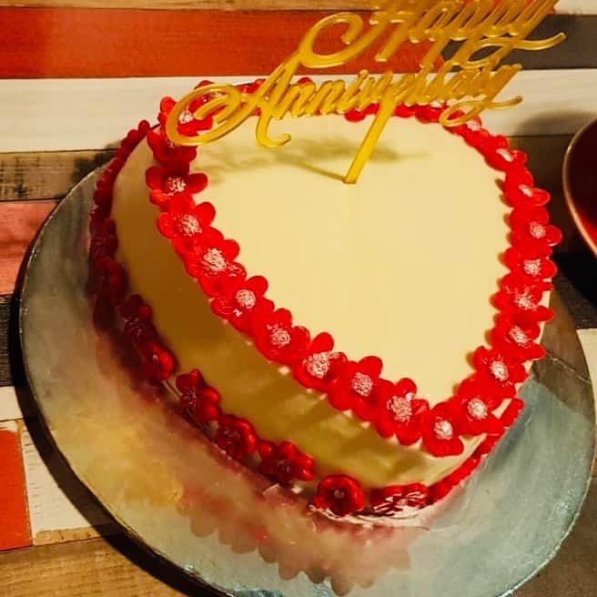 SUPER CAKESのインスタグラム：「Anniversary Cake for a lovely couple❤️ #pistaflavour #roseflavour #fondantflowers #creamcheesefilling #buttercreamfrosting #anniversarycelebration #awesometaste #redflowers #caketopper #anniversarycake #homebaker #qatarbaker」
