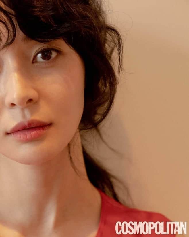 のインスタグラム：「Kwon Nara @hv_nara For Cosmopolitan Magazine May Issue 💜 . . . . . #권나라 #KwonNaRa# 권아윤 #KwonAhYoon#おしゃれ #オシャレ #いいね返し #フォロー #韓国人 #韓国 #セルカ #自撮り #ファッション #フォロー #일상#셀카#셀스타그램#오늘의훈남#얼스타그램#훈남#셀피#koreangirl#f4f#선팔하면맞팔#좋반#좋아요#선팔#맞팔#오늘의훈녀#훈녀#협찬」