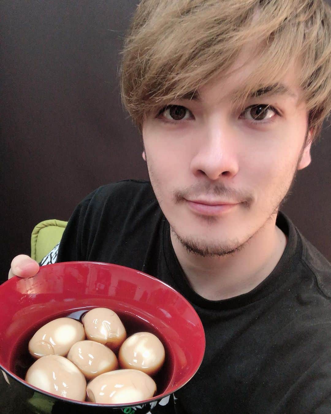 冨森ジャスティンのインスタグラム：「煮卵つくった。 うんめぇ！」