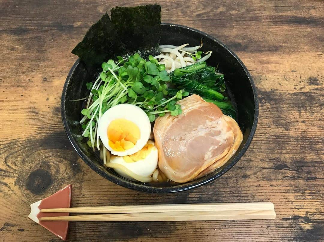 千眼美子さんのインスタグラム写真 - (千眼美子Instagram)「・ 手作りラーメン。 (千眼美子のLINE BLOGから引用) ✏️ 今日は私がデザインさせていただいた劇場グッズの紹介などをさせていただいています。ぜひブログも見てみて下さい💕 、 そして明後日またまたインスタライブやりまーす。8周連続。LINE LIVEと同時生配信でーす⚡️ #自炊 #the炊 #ごはん #ラーメン #夕飯」5月21日 21時46分 - yoshiko_sengen