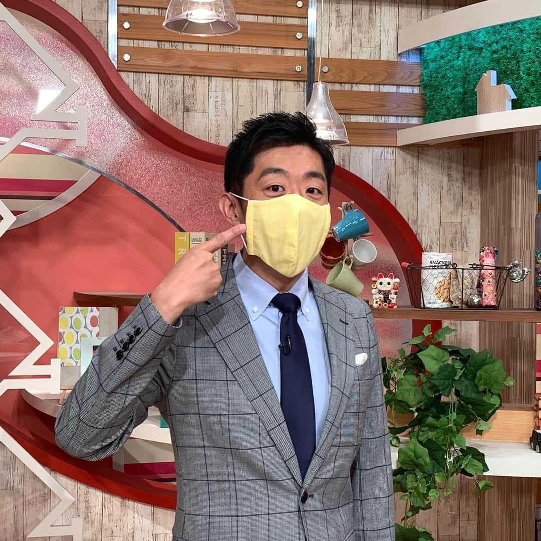 のインスタグラム：「福津市の中学校の先生たちが、休校中に生徒達の為に作ったマスクです。どんな思いで先生達はこのマスクを作られたのか。作っていらっしゃる姿を想像すると、胸がギュッとなります。 私がつけているのはたまたま黄色ですが…。 これ「幸せの黄色いマスク」ですね。  #コロナに負けるな  #新型コロナウイルス #covid_19  #mask #手作りマスク  #教育現場 #生徒への愛情 #福津市 #めんたいワイド #ウィズコロナ #負けないぞー  #福岡 #頑張ろう日本 #japan #peace #love」