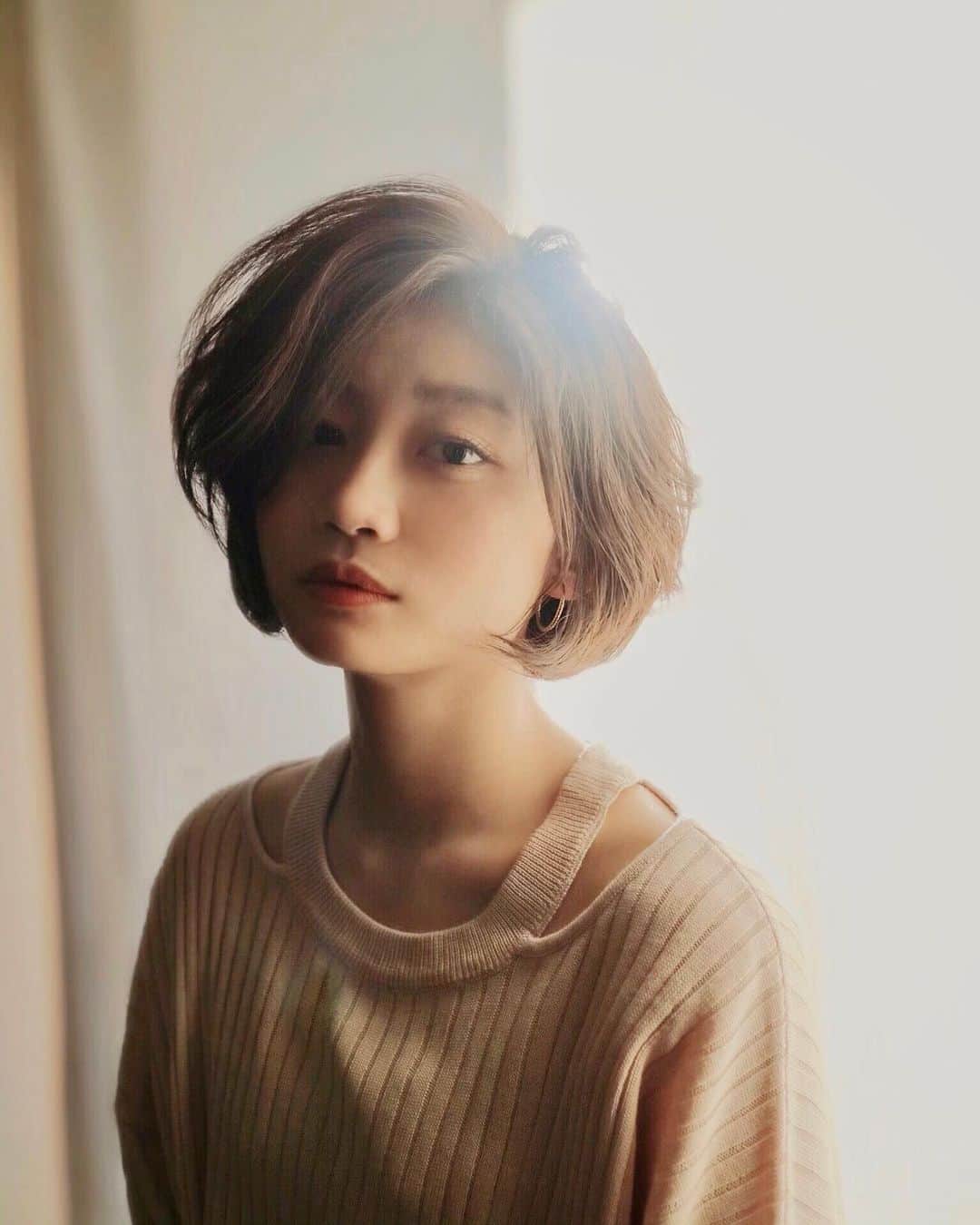 谷山響のインスタグラム：「𝚖𝚒𝚍𝚍𝚕𝚎 𝚘𝚏 𝚝𝚑𝚎 𝚠𝚎𝚎𝚔 ﻿ Every week, Wednesday and Thursday are little challenge for me... but tomorrow is Friday🦋﻿ We got this!!﻿:) ﻿ 毎週週の半ばはしんどくなってくるけど﻿ 木曜の夜になるともうすぐ週末な感じがして頑張れる🦆﻿ ﻿ ﻿ #hairstyle #bobhair #canoneos」