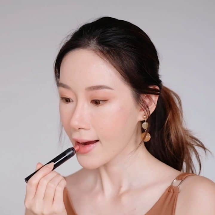 エリッサ・ヤマダのインスタグラム：「ILY makeup ☺💖 FULL video on my and @jessyamada's YT channel where we share some tips on how we do makeup that looks Fresh and Natural (yes! 2 ways in 1 video 🥰) —kita sering banget pakai cara ini kalau lagi mau makeup yang simple dan cepet heheh. Link in my bio 🔗 and happy long weekend guys!! 💃」