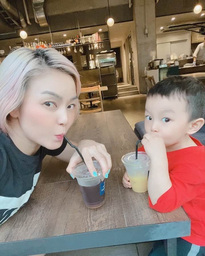 Nazukiのインスタグラム：「❤️𝓓𝓪𝓽𝓮 𝓶𝔂 𝓼𝓸𝓷❤️ ﻿ ﻿ 息子とご近所パン屋さんカフェ❣️🍹 ﻿ ﻿ 保育園が休みになり一緒にいる事が多くなって、親子で会話がたくさんできるようになりました👏🏻 ﻿ ﻿ 子供だからと言ってわからないから話さないじゃなくて、わかるように、普通に友達と会話するのと同じように話して、考える力や言語能力も高められように話してます☝🏻 ﻿ ﻿ 今日あった事や散歩していて気になる物を見つけてそれについて話たりして、たいぶ私の言ってることを理解してきて、最近は親子の会話を楽しんでます❣﻿ ﻿ ️ 子供って想像もしない事を話すから面白い😂﻿ ﻿ ﻿ #myson #date #cafe #talking﻿ #conversation #男の子ママ　#シンママ　#2yearsold #2歳男の子﻿ #息子とデート﻿ ﻿ ﻿」