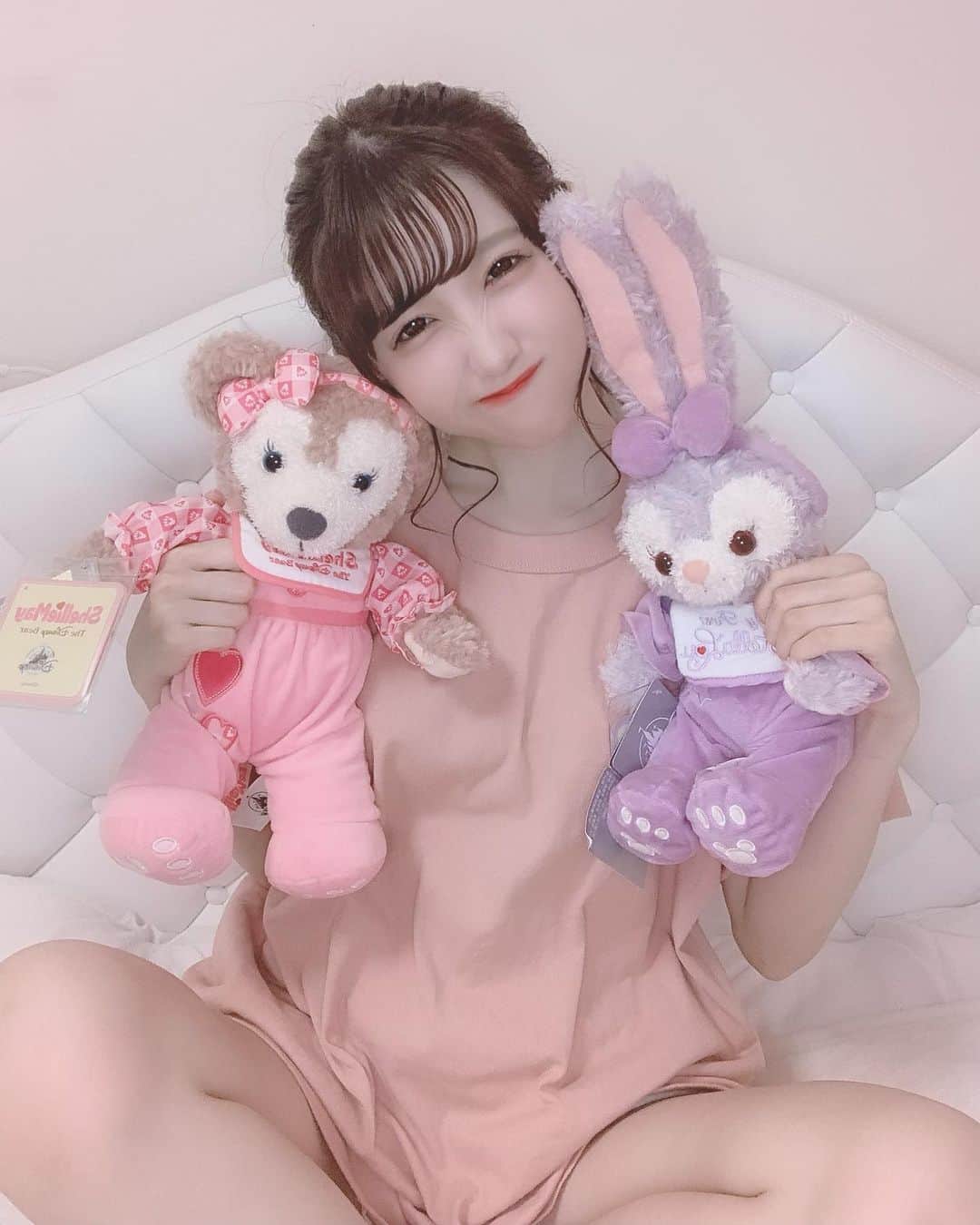 田口未彩のインスタグラム：「🎀 . . ラフな格好ばっかしてるな〜 可愛い服着てお出かけしたい🥺 . . . #おうち時間 #自粛生活 #シェリーメイ　#ステラルー　#ポニテ　#ダッフィーフレンズ　#Tシャツ　#Tシャツコーデ　#ゆるコーデ」
