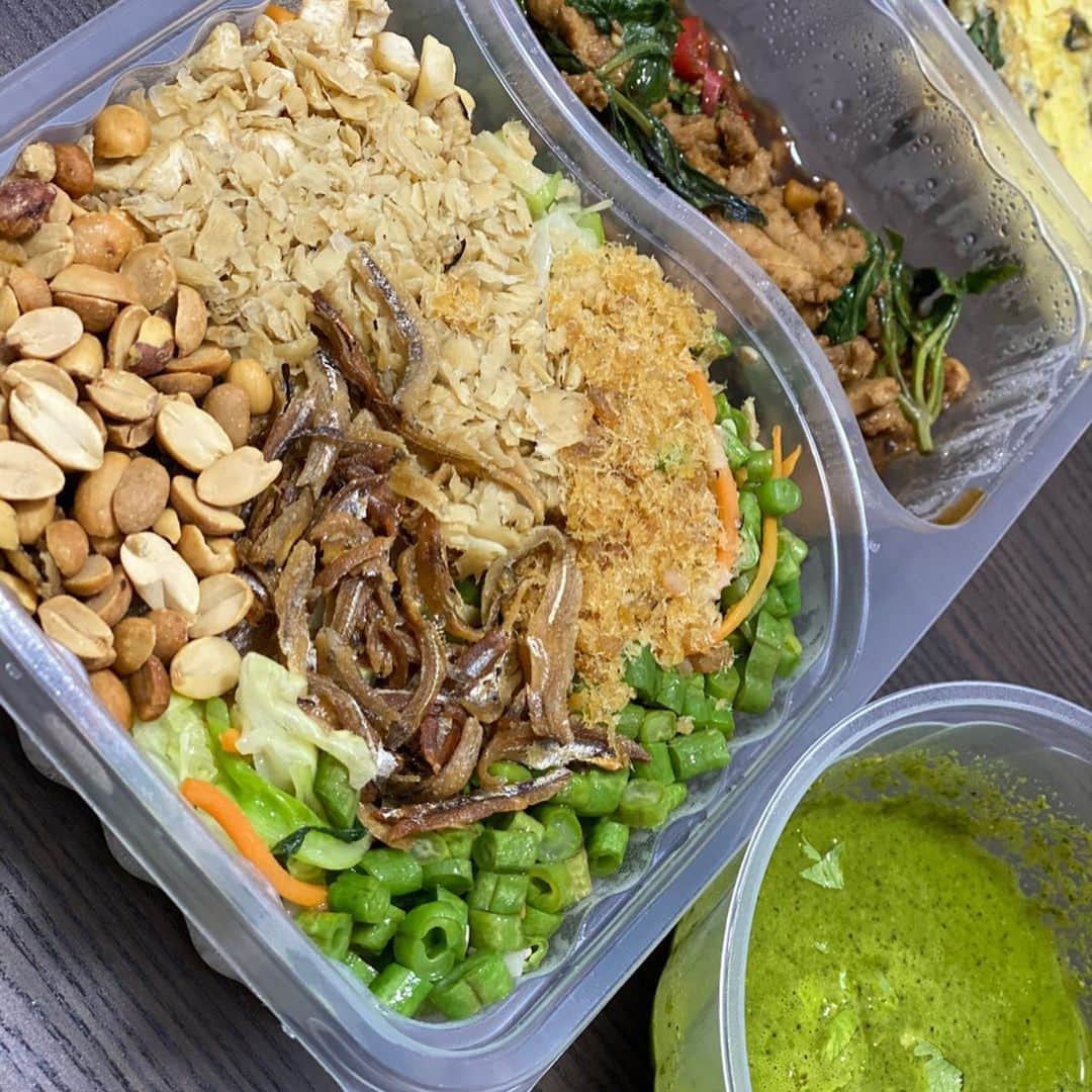 大西蘭のインスタグラム：「・ 初めてのサンダーティーライス🍚🌿 ・ サンダーティーライスは、緑茶やバジルの入った緑色のスープと、野菜、豆腐、ナッツ、小魚などがトッピングされたご飯がセットになった料理🌿 スープをご飯にかけて食べるからお茶漬けみたいな感じかな。 ・ 客家系の中国人がシンガポールに持ち込んだそうです。 ・ ボリュームたっぷりだけど、全部食べても重くない！身体に良いものを食べたと言う満足感がありました☺️ ・ island wide delivery でdelivery feeも最大10ドルなので良心的 ✨ ・ 一緒に頼んだHakka Beancurdも美味しかった💕柔らかい厚揚げ？がんもどき？みたいな感じかな😋 ・ ・ #thundertearice #サンダーティーライス #擂茶  @thundertearice.sg」