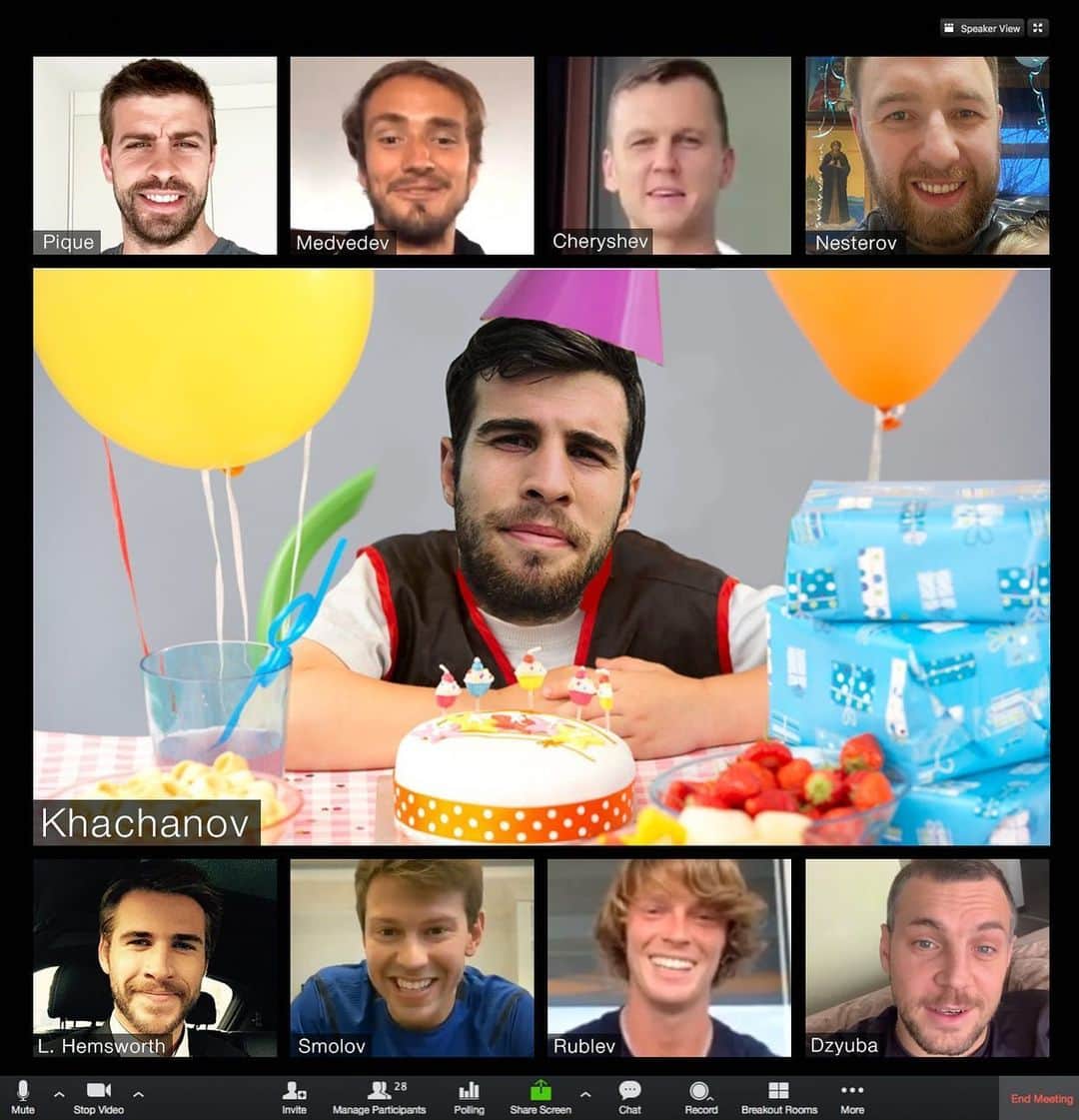カレン・ハチャノフのインスタグラム：「Birthday in lockdown. Celebrating with guys online😂🎂🎁🎊🥳 ⠀  День рождения на самоизоляции. Отмечаем с ребятами, как можем😂🎂🎁🎊🥳」