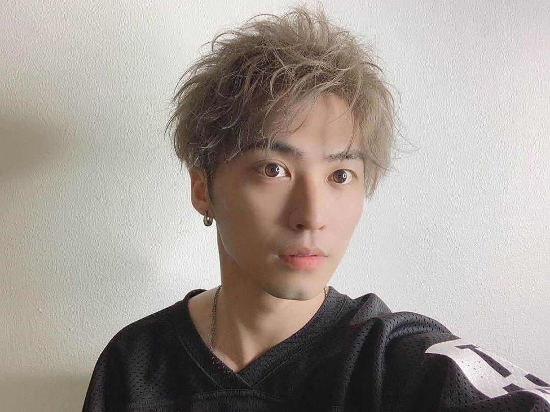 品川翔のインスタグラム：「• イメチェンした😊 • • • 久々の短めハイトーン！ • • •  #instagood#actor#俳優 #hair#style#l4l#f4f #followme #fashion #model  #ootd #instafashion #aj1#airjordan #airjordan1 #aj#kicks#kickslife #sneaker」