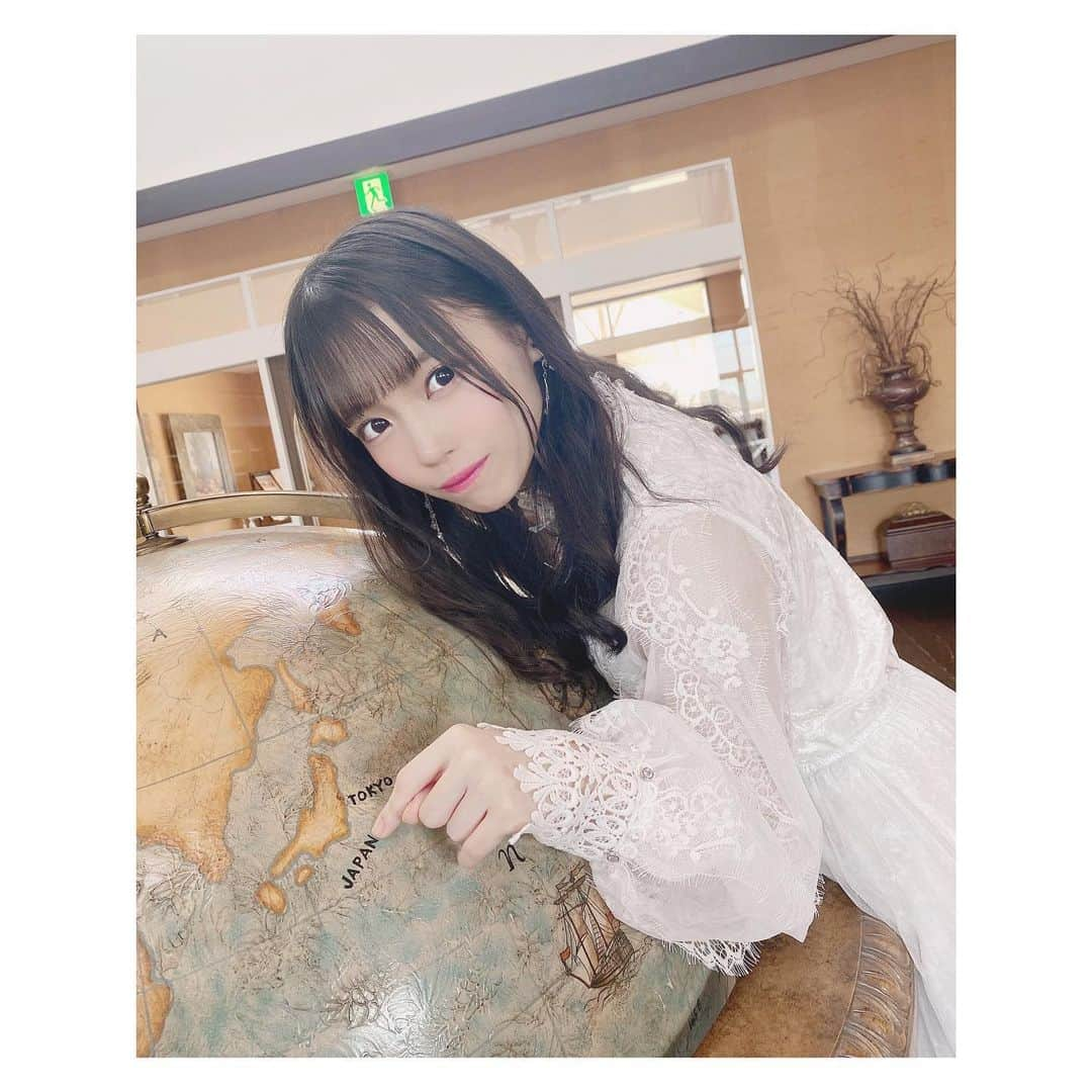 岩田陽菜さんのインスタグラム写真 - (岩田陽菜Instagram)「#japan 🇯🇵﻿ ﻿ 世界旅行にいきたいなぁ✈️✨﻿ ﻿ #広島エアポートホテル#フォレストヒルズガーデン#広島#広島観光#foresthillsgarden#広島空港#コテージ#春#spring#outer#niceclaup#ワンピース#marieebouquetde#ヘアアレンジ#巻き髪#ツインテール#イヤリング#白ワンピ#white#地球儀」5月21日 22時03分 - hina_naso_stu48