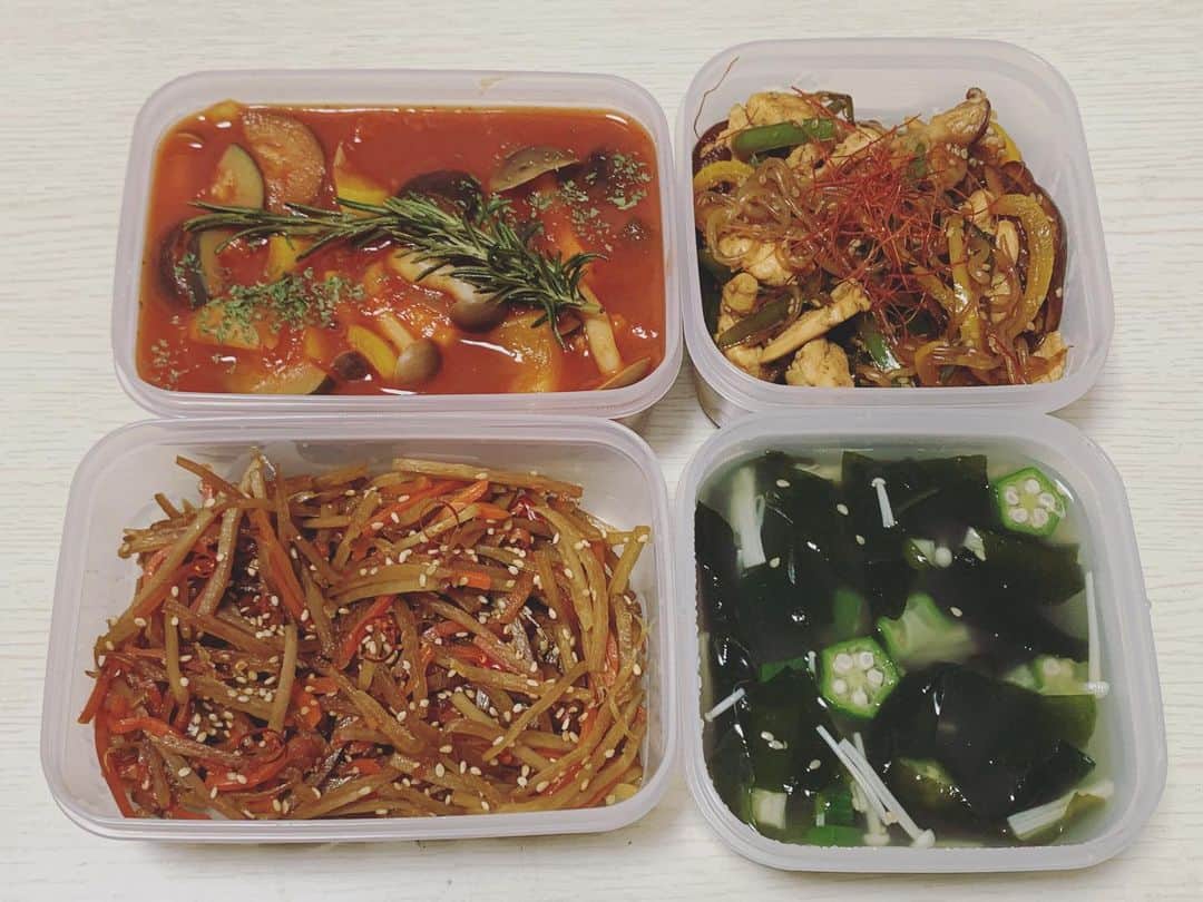 七尾カンナのインスタグラム：「. . 最近の作り置きご飯😌😌 . 🍴ラタトゥイユ 🍴白滝とささみのチャプチェ 🍴きんぴらごぼう 🍴オクラとワカメのスープ . チャプチェは牛肉を鶏ササミに、春雨を白滝にしてカロリーも糖質もオフに◎ わたし白滝大好き星人なんだけど、このチャプチェはほんとに優勝🏆友達に振る舞いたいくらい😳💕 あとオクラとワカメのスープは、出来たてより次の日に食べた方がオクラがさらにとろねばで優勝🏆 . 🍴すだち乗せ酸辣糖質ゼロ麺 🍴ほうれん草のおひたし 🍴きんぴらごぼう 🍴キムチ . あんまり糖質ゼロ麺好きじゃないんだけど、鶏ガラスープに大量のお酢と程よいラー油を入れて酸辣湯麺っぽくしたら優勝🏆 糖質ゼロ麺レシピ色々試してるんだけど、これがわたし的に1番おすすめ🙆🏻‍♀️🌟 . 写真以外にも優勝ご飯を最近あみ出してる！またこんど載せます◎ . そして来月28日に個撮をやります😌💕 あした予約フォームをTwitterに貼るのでぜひ満枠にしてください💕 . . . . . . #おうちごはん #おうち時間 #献立 #料理 #自炊 #自炊女子 #クッキングラム #七尾めし #フォローミー」