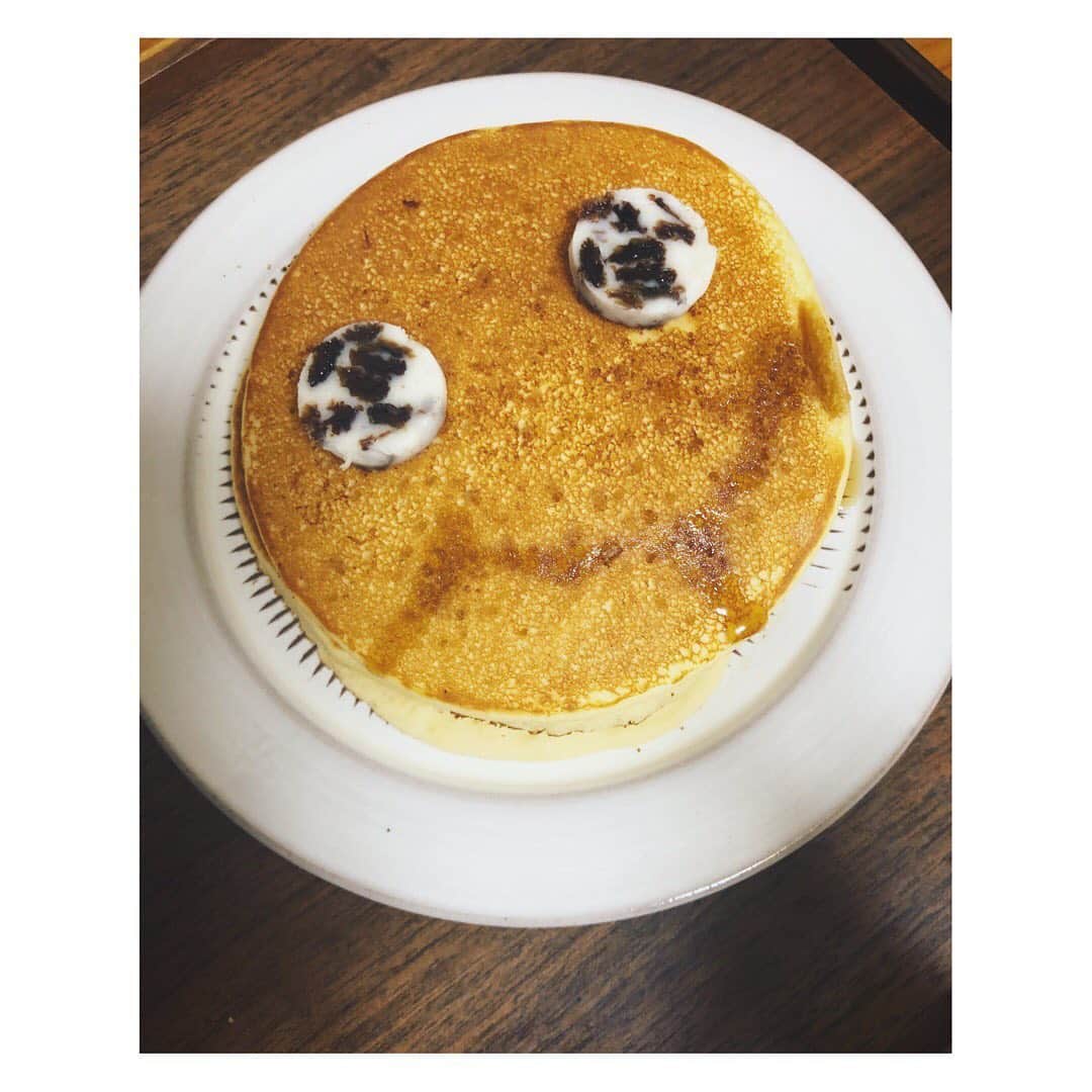 MIHOのインスタグラム：「ricepowder pancake 【米粉のパンケーキ】 米粉100g 牛乳150cc 卵1こ 砂糖　大さじ3  30〜40g 〔わたしはてんさい糖大さじ3〕 ベーキングパウダー1袋〔5g〕 塩　1つまみ〔入れても入れなくても〕  rice powder 100g milk  150cc egg 1 b.p  5g suger 50g salt as you like  焼く時用のバターをフライパンでゆっくり溶かしつつ、ボウルに全部まぜまぜして、しばらく置いてからフライパンを温めてバターを溶かしてからタネをいれて蓋をする  プツプツしたら裏返す  小麦粉よりも軽い感じで好きデス  この2枚目のバレルエイジドのバーボンをつかったメープルシロップが美味しすぎてヘビロテです☺︎ シアトル拠点のmikuni wild harvest社（ミクニワイルドハーベスト社）が満を持して発表した究極のメープルシロップだよ  #みほのグウタラゴハン  #米粉のパンケーキ #レーズンバター #バレルエイジドメープルシロップ #グルテンフリー #米粉 #みほのリピートもの  #器 #小石原ポタリー  #簡単レシピ　 #バレルエイジドメープルシロップ  #NOBLE #mikuniwildharvest  #maplesyrup  #pancakes  #ricepowderpancake  #recipe  #sweets #stayhome #smile」