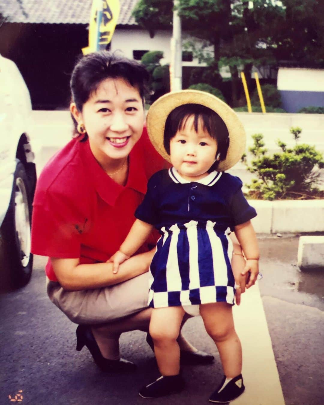 加藤響子さんのインスタグラム写真 - (加藤響子Instagram)「今日は母のお誕生日でした。  いつも穏やかで人を笑わせるのが好きな母は、よく人前でわざとボケたりしますが、最近はナチュラルにちょっとずつ言葉を間違えます😃 例えば、【ラクマ】を【リラックマ】といった具合です。惜しい！  この写真は私が2歳の時。ムチムチすぎて、ちぎりパンみたい🍞 私はこの頃から食欲旺盛で、口に持っていけばなんでも食べたそうです。 お陰様でわたしは食べ物の好き嫌いがありません。笑 美味しいお料理で育てて頂き感謝です😌  これからも元気で面白い自慢のママでいてね！❣️」5月21日 22時11分 - katokyooooooooo