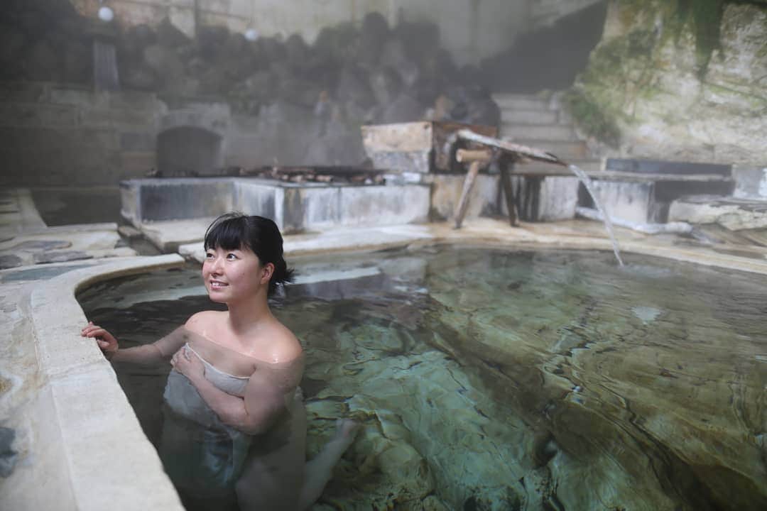 のインスタグラム：「山形県にある 赤倉温泉「湯守の宿三之亟」 ・ こんなに広くて天井が高くて まるで洞窟？秘密基地？ の中にいるような雰囲気の 混浴内湯です！ ・ 室内なのに草ぼうぼうで なんだか不思議な感じの温泉でした♪ 立ち湯ができるほど深い湯船は居心地が良くてつい長湯しちゃいます ・ #温泉モデル#しずかちゃん#温泉#旅行#旅#入浴#裸#MateAirPanas#parjalanan#mandi#telanjang#menarik#ngakakkocak#hotsprings#travel#journey#bathing#naked#interesting#PrimaveraQuente#reizgje#viagem#TomandoBanho#nu#interessante#गर्म पानी का झरना#यात्रा#नहाना#नंगा#दिलचस्प」