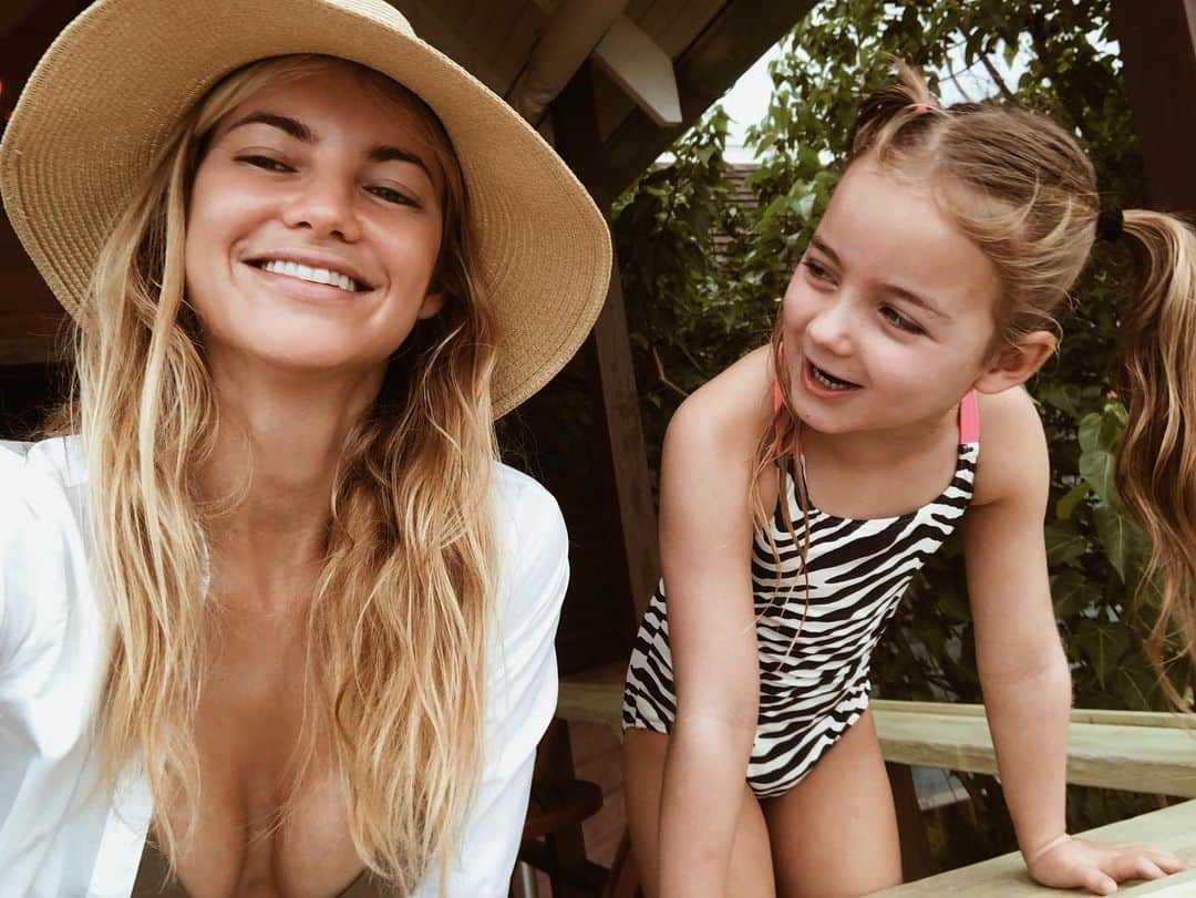 エリーズ・テイラーのインスタグラム：「Me & Mine」