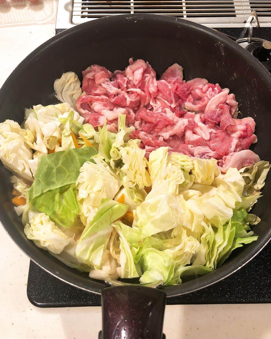 みきママさんのインスタグラム写真 - (みきママInstagram)「【焼きそばで作るかた焼きそばです〜！！】﻿ ﻿ ﻿ ﻿ ﻿ ﻿ これね、麺だけ食べてもパリパリで美味しいんです！！少ない油で揚げ焼きするからヘルシー！！焼きそば3玉をかた焼きそばにしました。﻿ ﻿ ﻿ ﻿ ﻿ ﻿ ﻿ あんがめちゃうまでね、かた焼きそばのレシピは明日5/22発売の100たのに載っています！！﻿ ﻿ ﻿ ﻿ ﻿ ﻿ ﻿ 杏ちゃんもみんな、おかわりです。一瞬でなくなりました。また旦那の分がなくなってしまいました。﻿ ﻿ ﻿ ﻿ ﻿ ﻿ ﻿ 焼きそば3玉じゃ、もう足りないな。﻿ ﻿ ﻿ ﻿ ﻿ ﻿ #みきママ #かた焼きそば #足りない﻿ ﻿」5月21日 22時18分 - mikimama_official