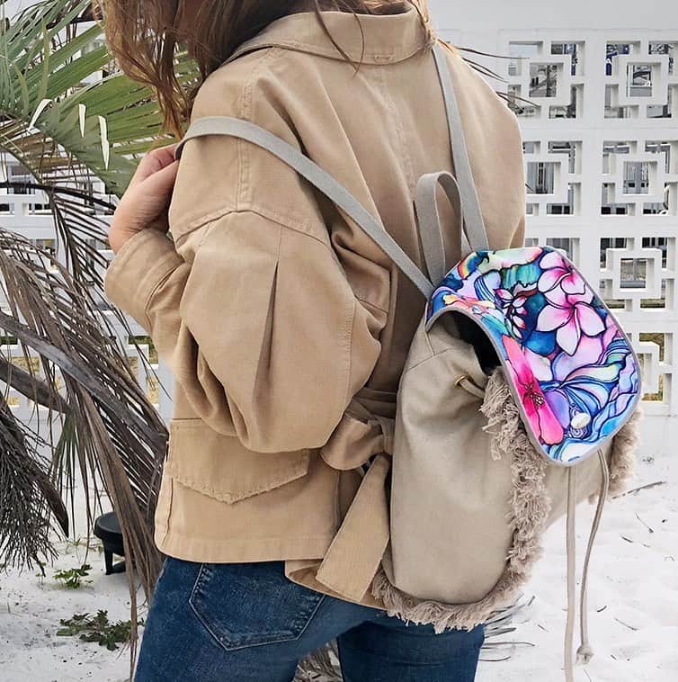 ラレイアのインスタグラム：「🌺 こちらのリュックも今売れてます🧡 ・ キャンバス×フリンジがビーチカジュアルな雰囲気でColleen Wilcoxのアートとも相性抜群😍✨ ・ 再入荷して即納対応中です🌴🌈 ・ ・ ・ 緊急事態宣言も徐々に解除に向かっていますが、関東と北海道の皆さん、あと少し頑張りましょう💪 ・ ・ ・ ・ ---La Leia Precious Life(ラレイア)--- @laleia_official ・ 楽天市場店 https://www.rakuten.co.jp/laleia-p-life/ ・ au wowma店 https://wowma.jp/user/52666346 ・ Yahooショッピング店 https://shopping.geocities.jp/laleia-p-life/ ・ ・ @laleia_official  @colleenwilcoxgallery_jp  #colleenwilcox#art#hawaii#aloha#surf#beach#laleia#ハワイ#フォトジェニック#インスタ映え#インスタ女子#アロハ#ビーチ#海を感じる雑貨#ラレイア#アート#ビーチガール#サーフスタイル#大人カジュアル#リュック#コリーンウィルコックス#ギフト#プレゼント」