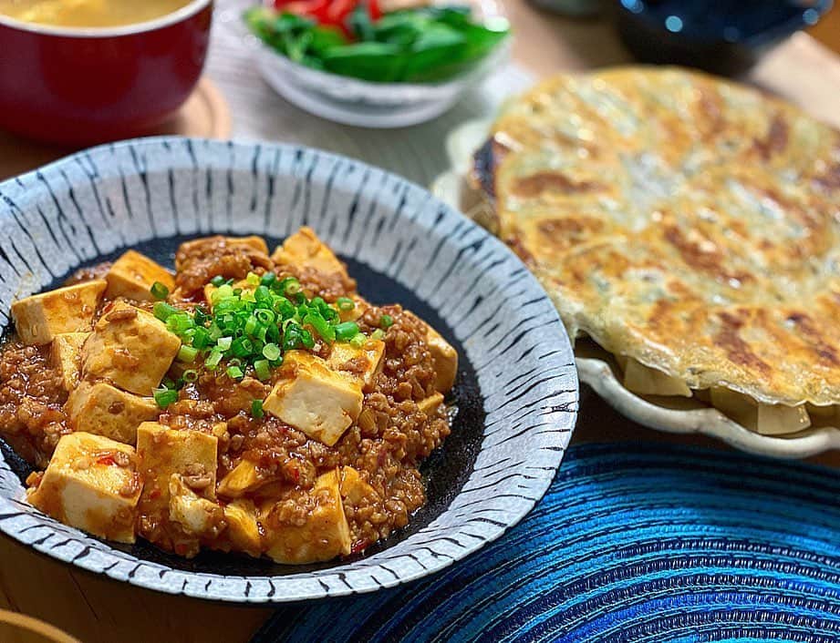 のインスタグラム：「久々のおうち晩ご飯. 今日は、中華にしました🥟💓 羽根付きシソ餃子と麻婆豆腐✨ 餃子は大葉をたっぷり入れて、 麻婆豆腐も、一から作ってみました☺️ お家にある調味料で、お好みで 辛さも調整できるので美味しい🙆🏻‍♀️ ・ 先日コメントで中華のおすすめ メニューを教えて下さった方も多くて✨ 色々作ってみたくなりました😍 ちなみに我が家は、中華と言えば しそ餃子はマストです🤗 餃子のタレは酢醤油を。 お酢多めが最近のブームです🥰 ご馳走さまでした〜🙏🏻✨ #お家ご飯#手作り#中華料理  #料理#趣味#asakitchen #おうち時間#stayhome #引き続き体調にお気を付けて下さいね」