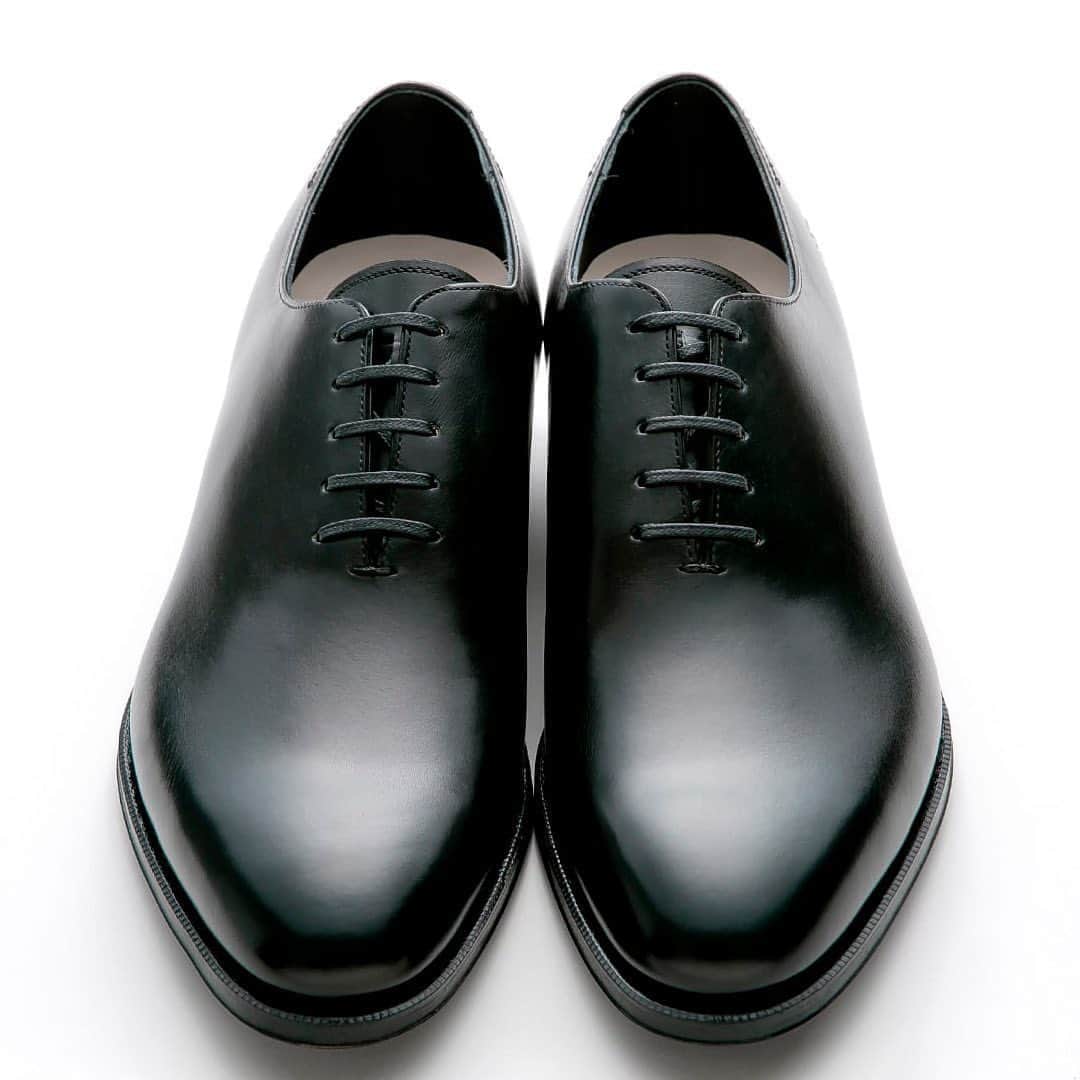 ユニオンインペリアルのインスタグラム：「UNIONIMPERIAL -premium- art. U1540 material: Annonay union box calf @tanneriedannonay  Handsewn welted construction  Last: S53-2E 後方屈曲木型 Made in Japan  #unionimperial  #ユニオンインペリアル  #unionroyal  #ユニオンロイヤル  #後方屈曲木型  #後方屈曲木型は足なりに肉付きが中央から内側に寄って踵も内側に屈曲しています  #onepieceshoes  #wholecutshoes  #ホールカットシューズ  #シェイプのきいたホールカットシューズ #ホールカットはラスティングが難しいのでシェイプのきいたシルエットを作るのが難しい #mensfashion  #mensshoes  #leathersole  #floraldesign  #oxfordshoes  #classicshoes  #handsewnwelted  #革靴 #レザー  #革  #紳士靴 #madeinjapan  #職人 #手仕事  #革靴倶楽部」