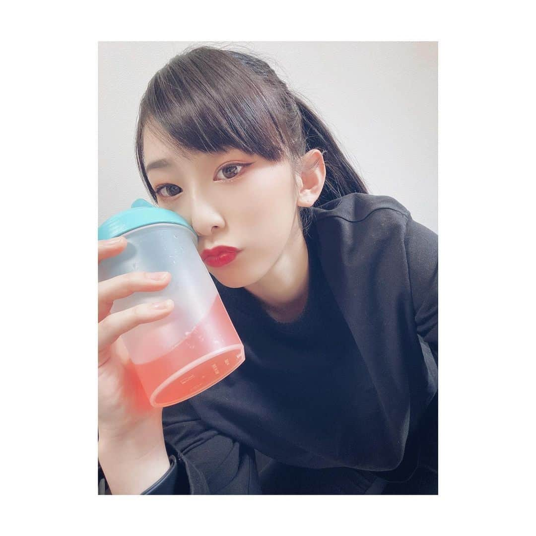 YURINAさんのインスタグラム写真 - (YURINAInstagram)「・﻿ ﻿ 💪🏼🔥🏠﻿ ﻿ 📸 トレーニングのお供🥤﻿ ﻿ ﻿ MOEKA からオススメしてもらった #BCAA﻿ ﻿ トレーニングの前やトレーニング中に飲むのが良いらしく﻿ ﻿ 私もMOEKAと同じ味の1番大きなサイズを注文して飲み始めました✨﻿ ﻿ ﻿ 水で割るだけで甘くて美味しくてジュース感覚🍹﻿ ﻿ 私も家で筋トレなどする際に飲んでいます💪🏼﻿ ﻿ ﻿ ﻿ #オリックス #BsGirls #Bs2020 #avex﻿ #baseball #プロ野球 #ORIX #Buffaloes﻿ #超革新系 #勝紺 #京セラドーム大阪 ﻿ #ほっともっとフィールド神戸 #オリ姫 ﻿ #yurina_359  #BsGirls2020 #performer﻿ #dance #全力パフォーマンス #followme﻿ #高身長女子 #筋トレ女子 #黒髪ストレート #🖤﻿ #家でできること #stayhome #宅トレ #家トレ﻿ #ながらトレーニング #必須アミノ酸 ﻿ ﻿」5月21日 22時23分 - yurina_bsgirls_359