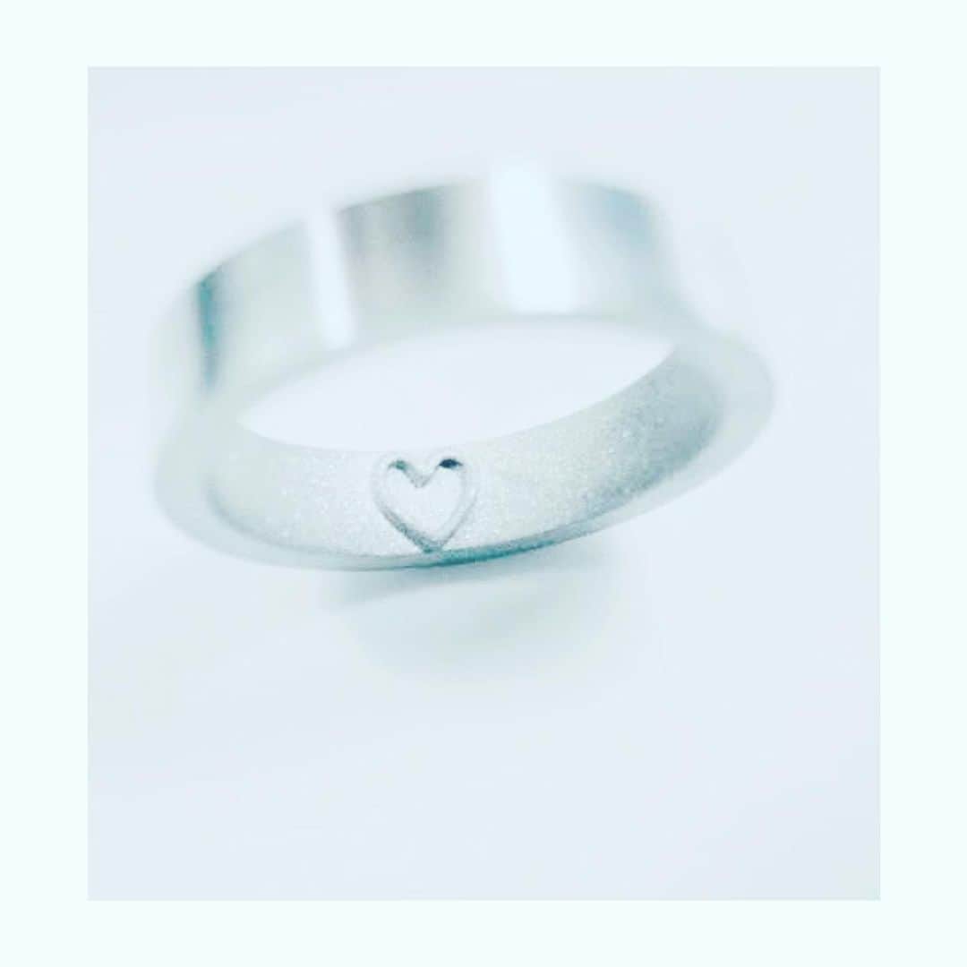 2次会エンジェルのインスタグラム：「． ． 韓国発祥の「インナーメッセージリング」💍✨﻿ ﻿ 外側は一見シンプルな指輪ですが、指につけた後に外すと♡（ハート）が刻まれます🥰﻿ ﻿ プロポーズの際にサプライズでつけてあげるのも良いかもしれませんね👍﻿ ﻿ #インナーメッセージリング #婚約指輪 #プロポーズ #サプライズ #ウェディング #wedding #結婚式 #ブライダル #結婚式二次会 #二次会幹事 #2次会エンジェル #二次会エンジェル #プレ花嫁 #卒花嫁 #ゼクシィ #結婚準備 #プレ花嫁さんと繋がりたい #marry花嫁 #みんなのウエディング #2020春婚 #2020夏婚 #2020秋婚 #2020冬婚 #結婚式レポ #ナチュラルウェディング #プラコレ#dressy花準備 #卒花嫁 #ウェディング準備 #marry花嫁﻿」