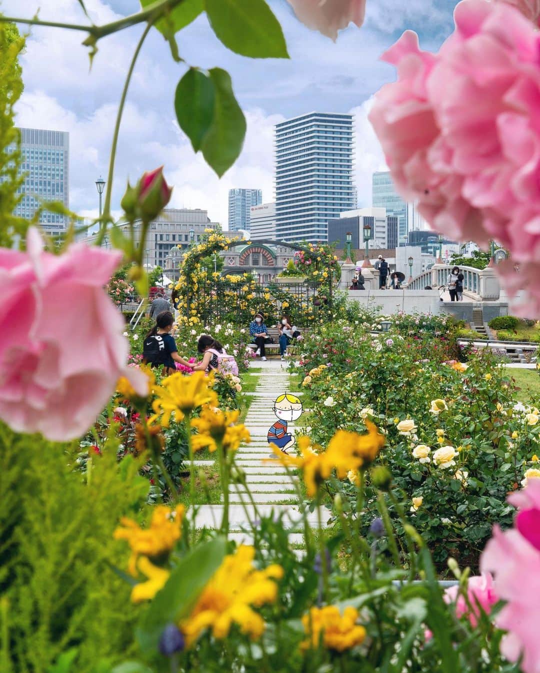 のインスタグラム：「89 different kinds of roses are a treat for the eyes and the nose👃 ⠀⠀⠀⠀⠀ 89種約4000株の様々な種類のバラが楽しめる中之島バラ園。この時期ならではのカラフルな姿に元気がもらえるな🌹 ⠀⠀⠀⠀⠀ ————————————————————— #maido #withOsakaBob #OSAKA #osakatrip #japan #nihon #OsakaJapan #大坂 #오사카 #大阪 #Оsака #Осака #โอซาก้า  #大阪観光 #中之島バラ園　#nakanoshimarosegarden #バラ園 #rosegarden」