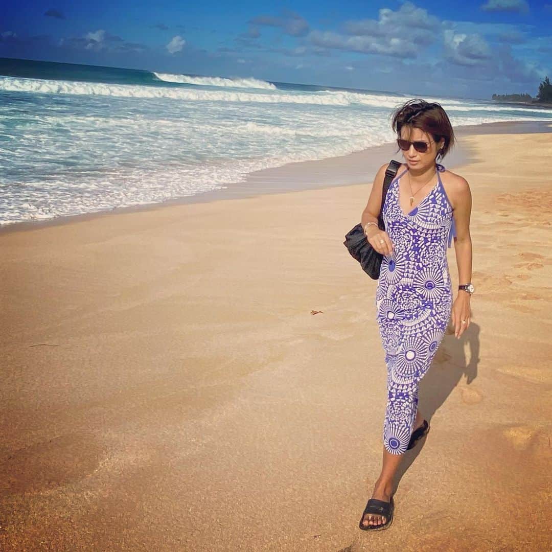 彩海のインスタグラム：「. . 楽しみにしてたグランピングも予想通り中止になり 夏のロシア旅行もキャンセル入れなきゃと プライベートはキャンセルだらけ。笑 . . だけど、この自粛期間に見えてきたいい事もたくさんあるし 今は目新しいことがいつのまにか当たり前になっていくんだと 新しい世界も楽しんでいこうと思います。 . . それにしてもアメリカってすごい国。 LAではドライブスルーPCR検査登場して 400万人へ無償検査実施なんて、すごすぎる。 . . 東京、神奈川もう少し頑張りましょう。 . . 居酒屋、カラオケ行きたい！切実！ . . . . #honolulu#hawaii#hawaiistagram #hawaii🌺  #ホノルル #ビーチ#ハワイ生活 #ハワイ旅行  #自粛生活 #自粛生活を楽しく過ごす #自粛ポジティブ  #どこでもウーフォス履いてる #ウーフォスリカバリーシューズ」