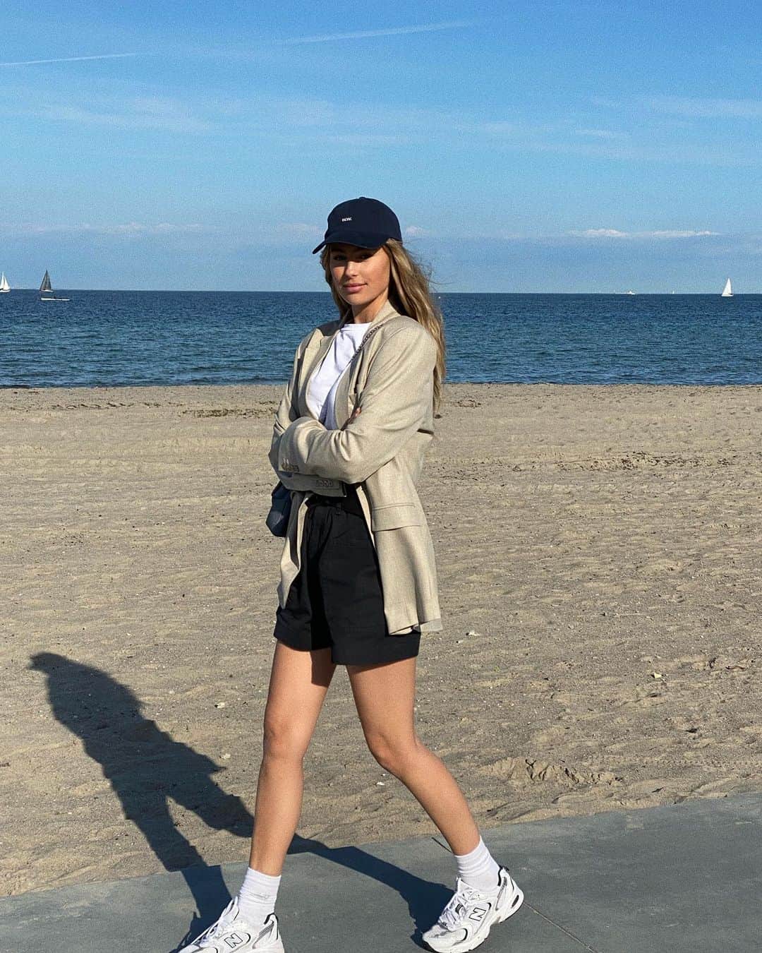 のインスタグラム：「Daily walk 🍎」