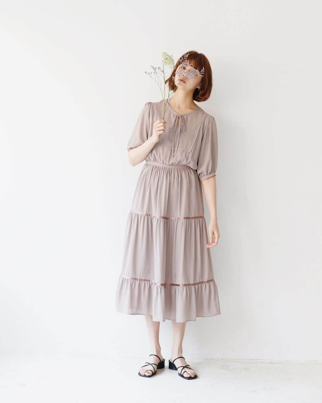 村田倫子さんのインスタグラム写真 - (村田倫子Instagram)「🌷 tiered chiffon dress﻿ ﻿ pink beige /  black﻿ @idem__official ﻿ シフォンを纏うと、おめかしをした気持ちになれる。胸の高鳴りにリボンをきゅっと結んで、普通の日こそ特別にしてしまおう。わたしをささやかにヒロインにするワンピース。﻿ ﻿ ﻿」5月21日 22時37分 - rinco1023