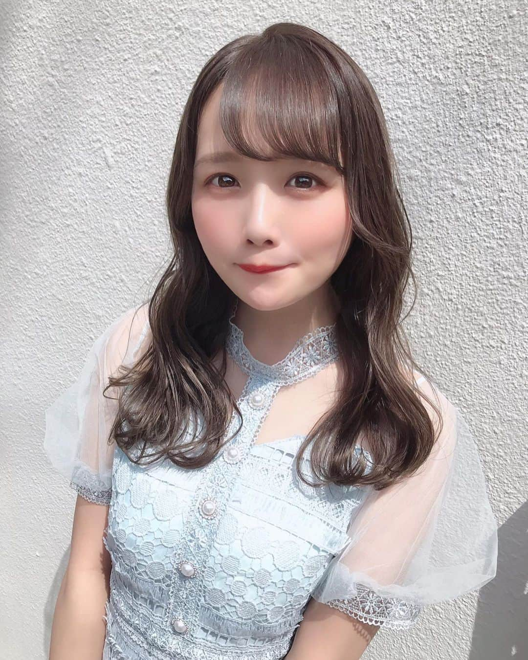 計良日向子（ひなひ）さんのインスタグラム写真 - (計良日向子（ひなひ）Instagram)「. . 今のヘアカラーは、いまりさんに やっていただいたもので ティファニーブルー、 ミントグリーン、イエローで作る ティファニーベージュという 色味です(*´ω｀*)💗💗 夏の新作になるみたいですっ✨ @imari_style . . . . この前ね、考え事しながら歩いてたら 4駅分くらい歩いてた🤧🤧 歩きすぎた！って思ったけど パーク内いつもそれ以上に歩いてた から、パーク再開したとき 運動不足発揮しちゃいそうで怖い😂笑 . . . 👗ワンピース　@mignon.ange_ . . . . #私服 #coordinate #春服 #春服コーデ #春コーデ #夏カラー #love #instagood」5月21日 22時46分 - kerahinako1105