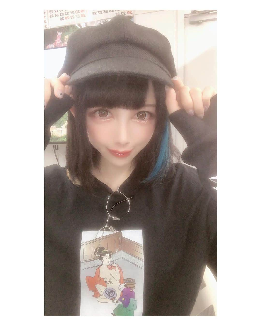 ちゃんもも◎さんのインスタグラム写真 - (ちゃんもも◎Instagram)「最近の桃子です。やっぱ青メッシュかわ🙂🌙」5月21日 22時43分 - xchanmomox